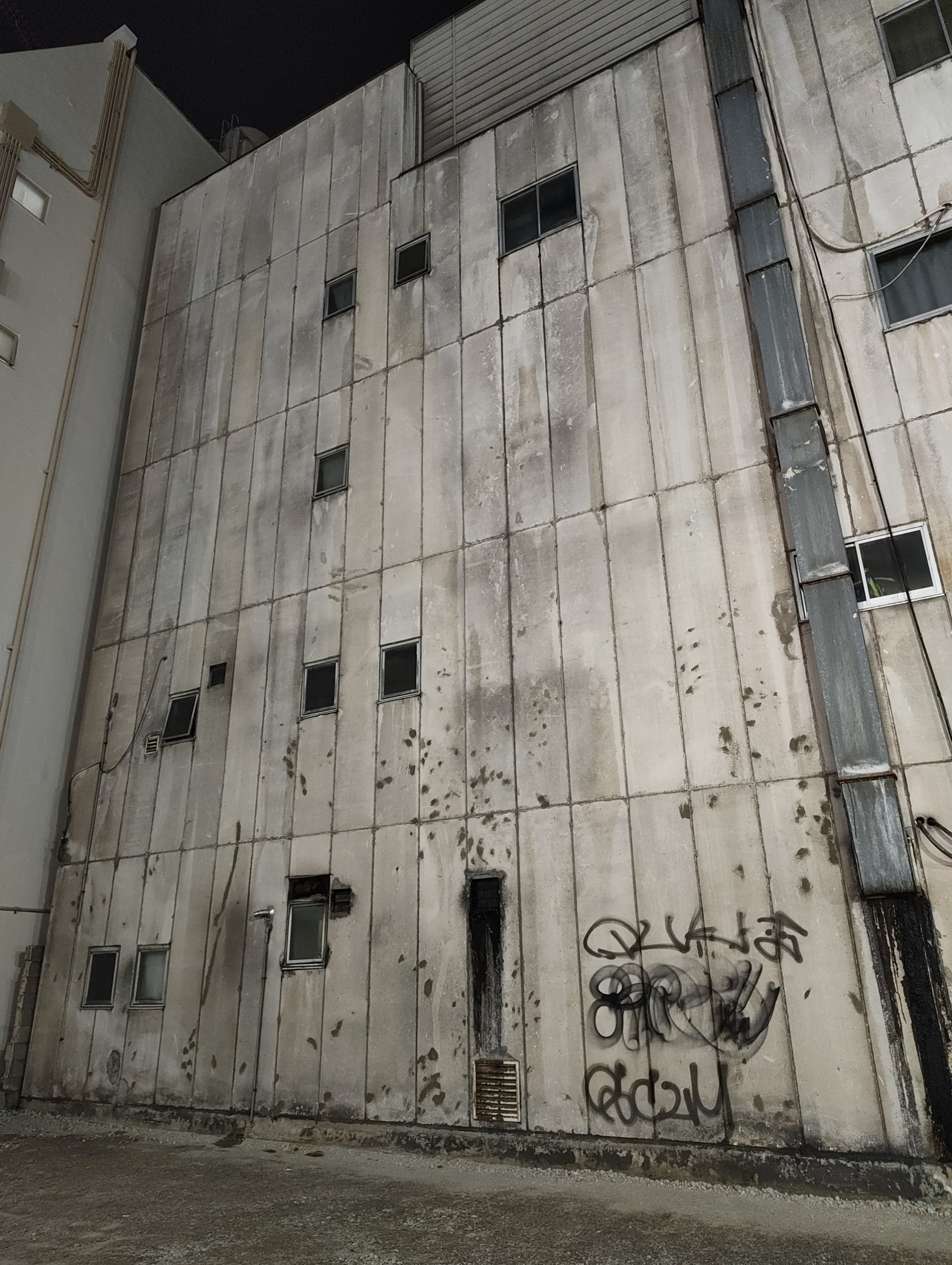 ナイトモードで都会の空き地を撮影した。ノーマル時と比較してかなりコントラストと明瞭度が高く感じられる。照度と必要時に応じて使い分けるといいだろう