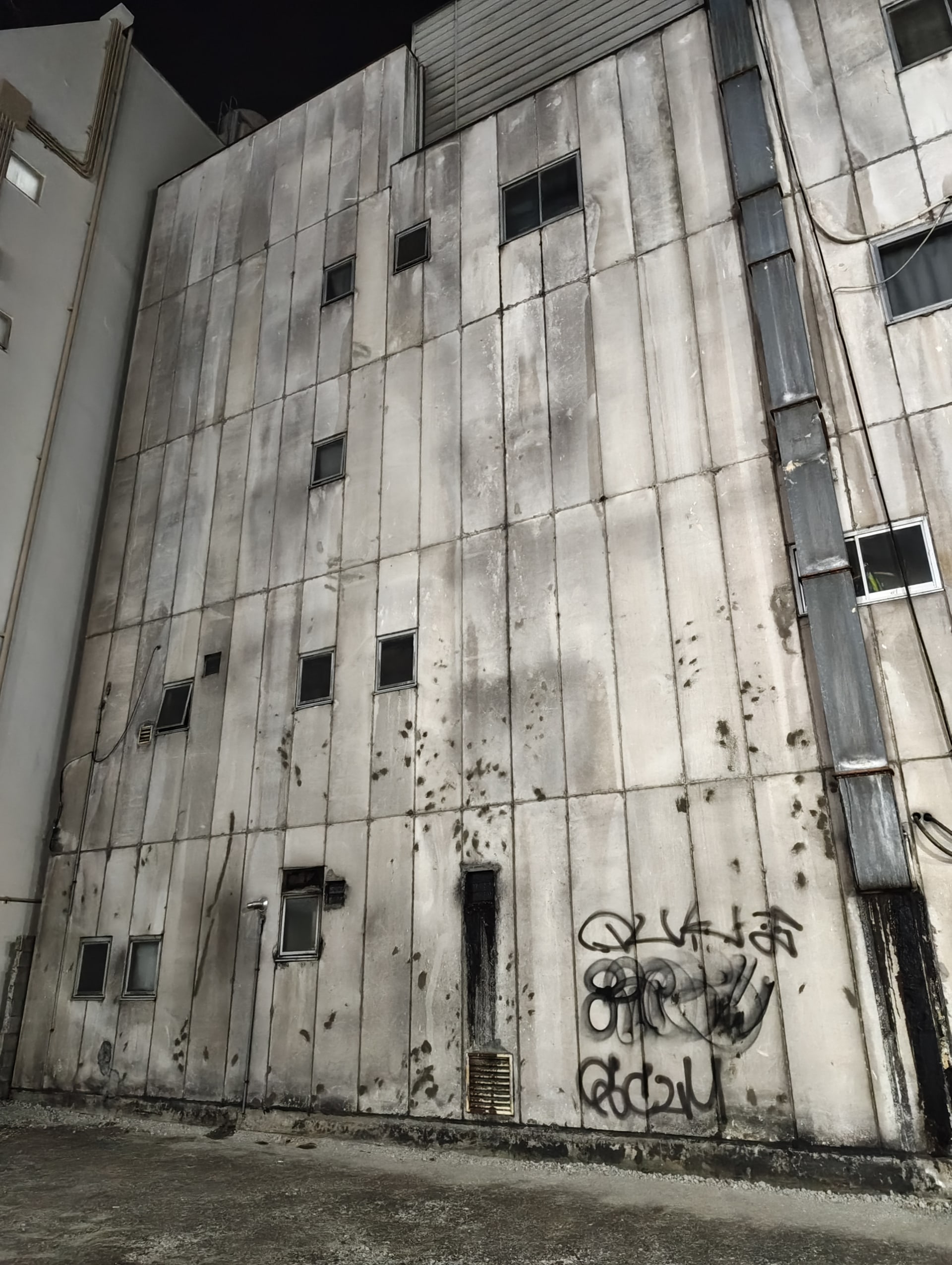 ナイトモードで都会の空き地を撮影した。ノーマル時と比較してかなりコントラストと明瞭度が高く感じられる。照度と必要時に応じて使い分けるといいだろう