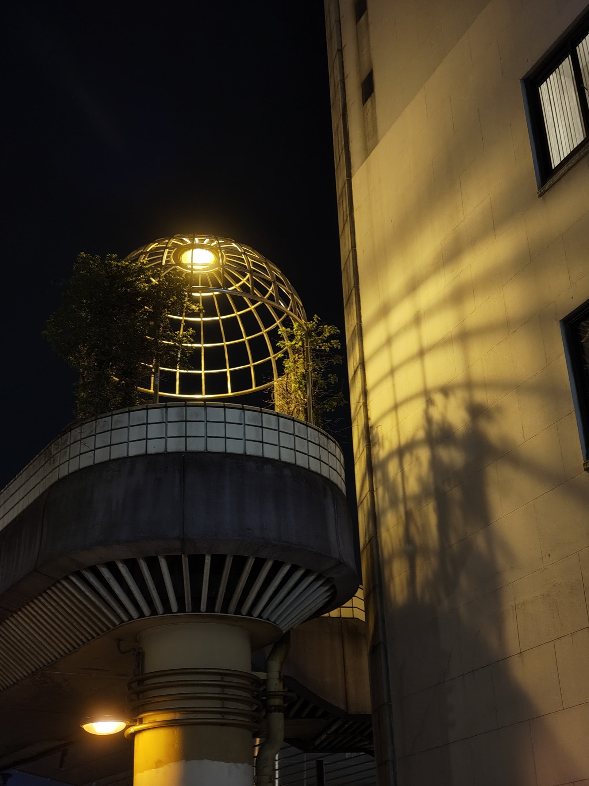 「Nothing Phone (3a)」の発色はなかなかムードがあっていい。特に夕方から夜間にかけては味わい深く感じられる。暖かい色味が気に入った