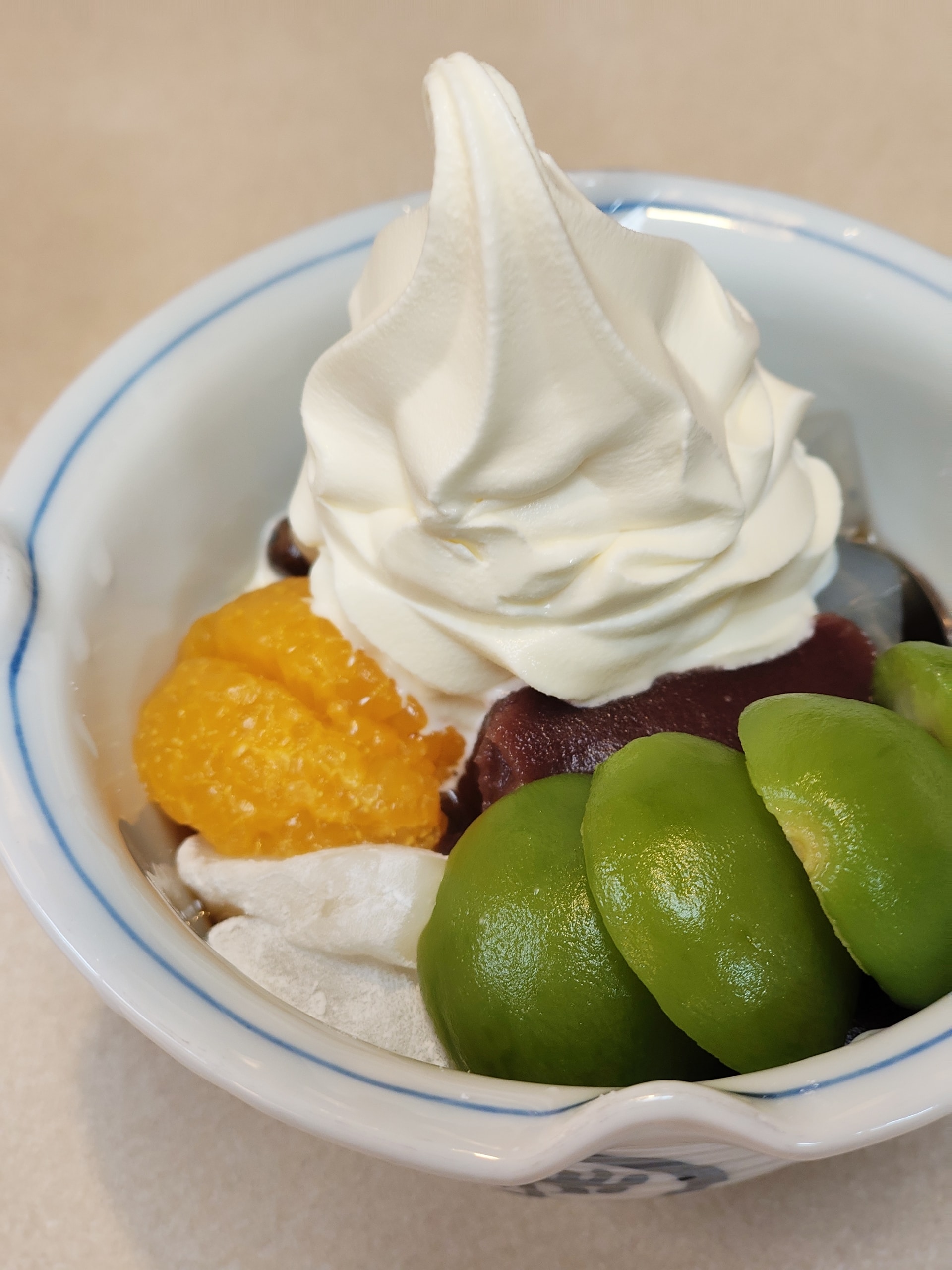 上野方面に撮影に行ったあと、必ず立ち寄る甘味屋で季節限定のクリームあんみつを撮った。若桃の甘露煮にフォーカスしてシャッターを切ったが、そのシズル感に驚かされた。また食べたい