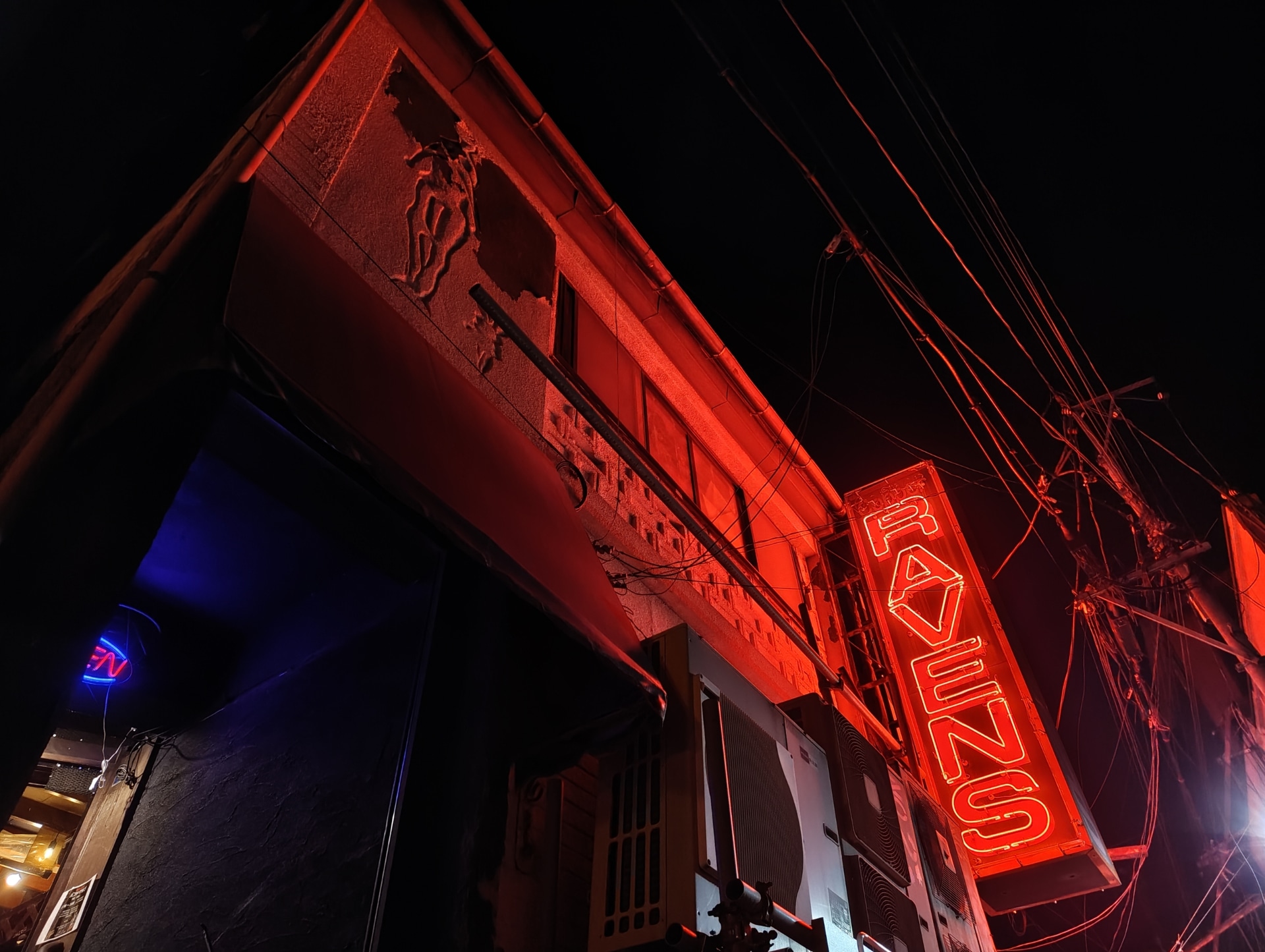 夜の別府、歓楽街を徘徊。歴史あるライブハウスのサインが実にムーディーに撮影できた。「Nothing Phone (3a)」、ちょっと欲しくなってしまった