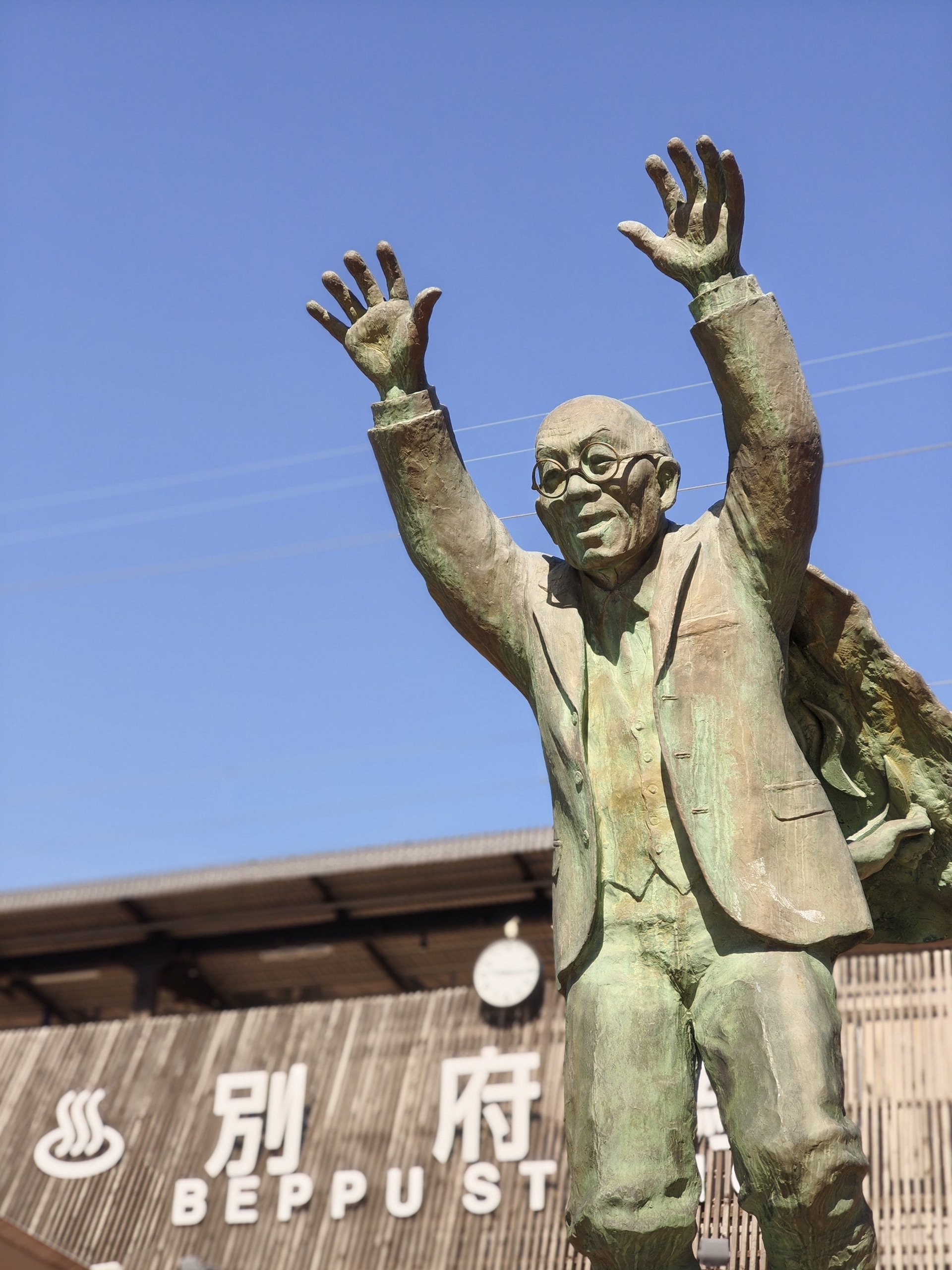 別府駅前に立つ油屋熊八の像。別府観光生みの親でもあり、「亀の井旅館」創業者でもある彼の像をポートレートモードで撮った。足の間がやや境界処理できていないが、駅舎のボケ具合などはいい感じだ。立ち位置やアングルを変えてベストな結果を求める必要がありそうだ