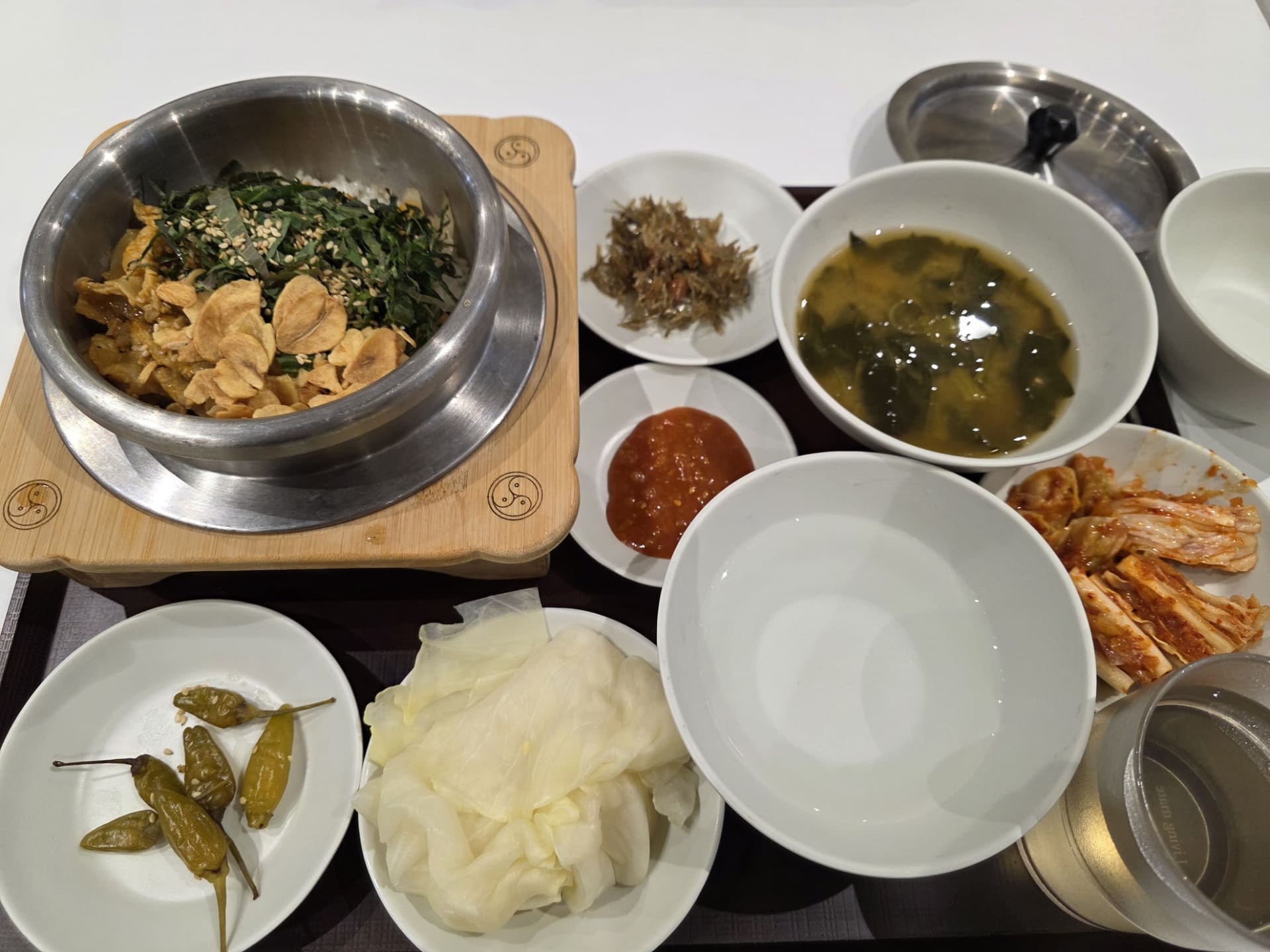 従業員は、1日3食まで無料。食堂のほか持ち帰りできるチルド食品なども用意されており、自宅に持ち帰る人も多いとか
