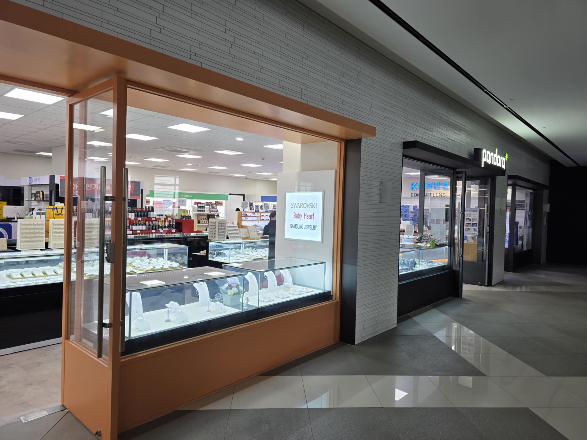 贈答品なども購入できる売店