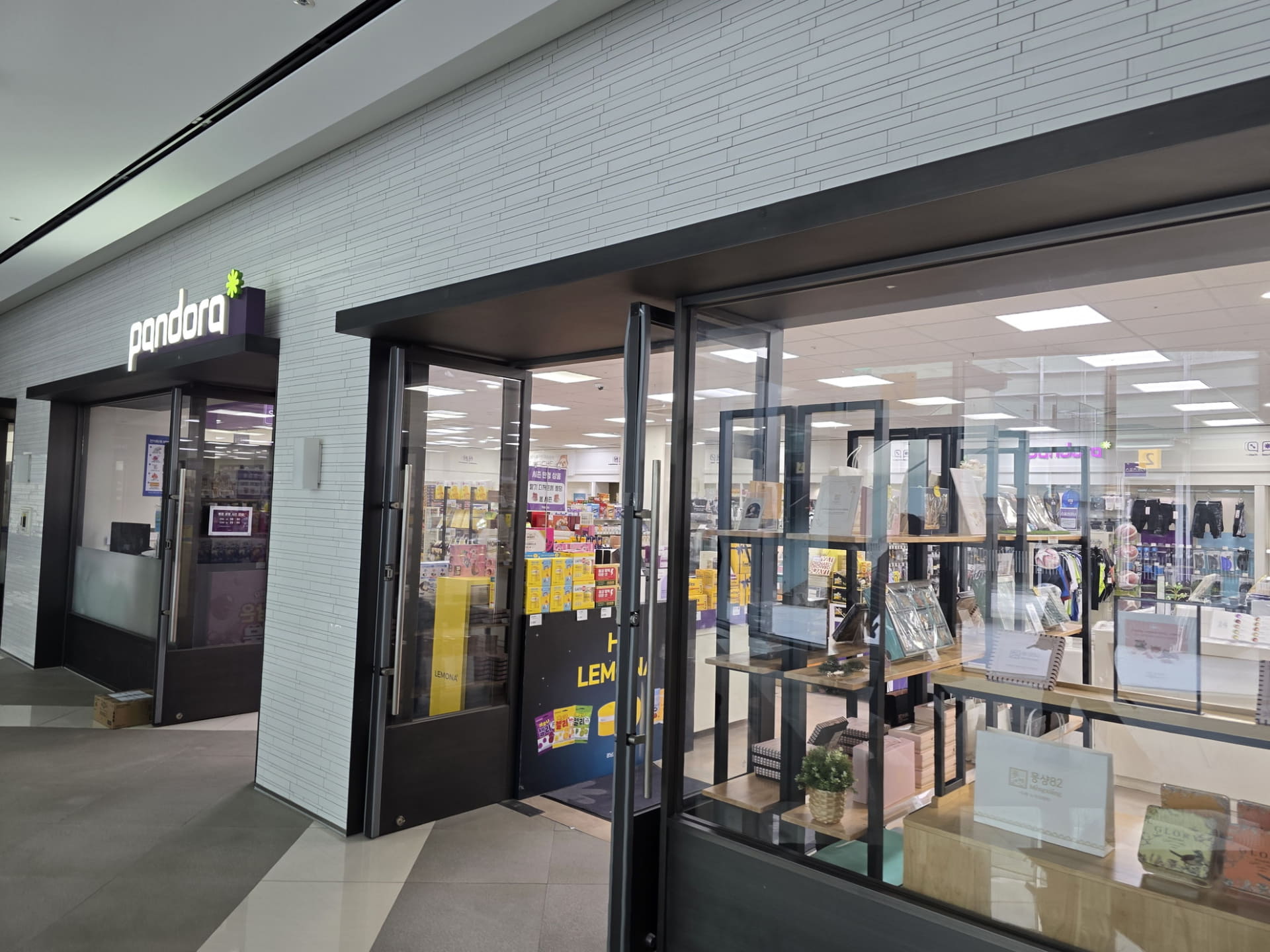 贈答品なども購入できる売店