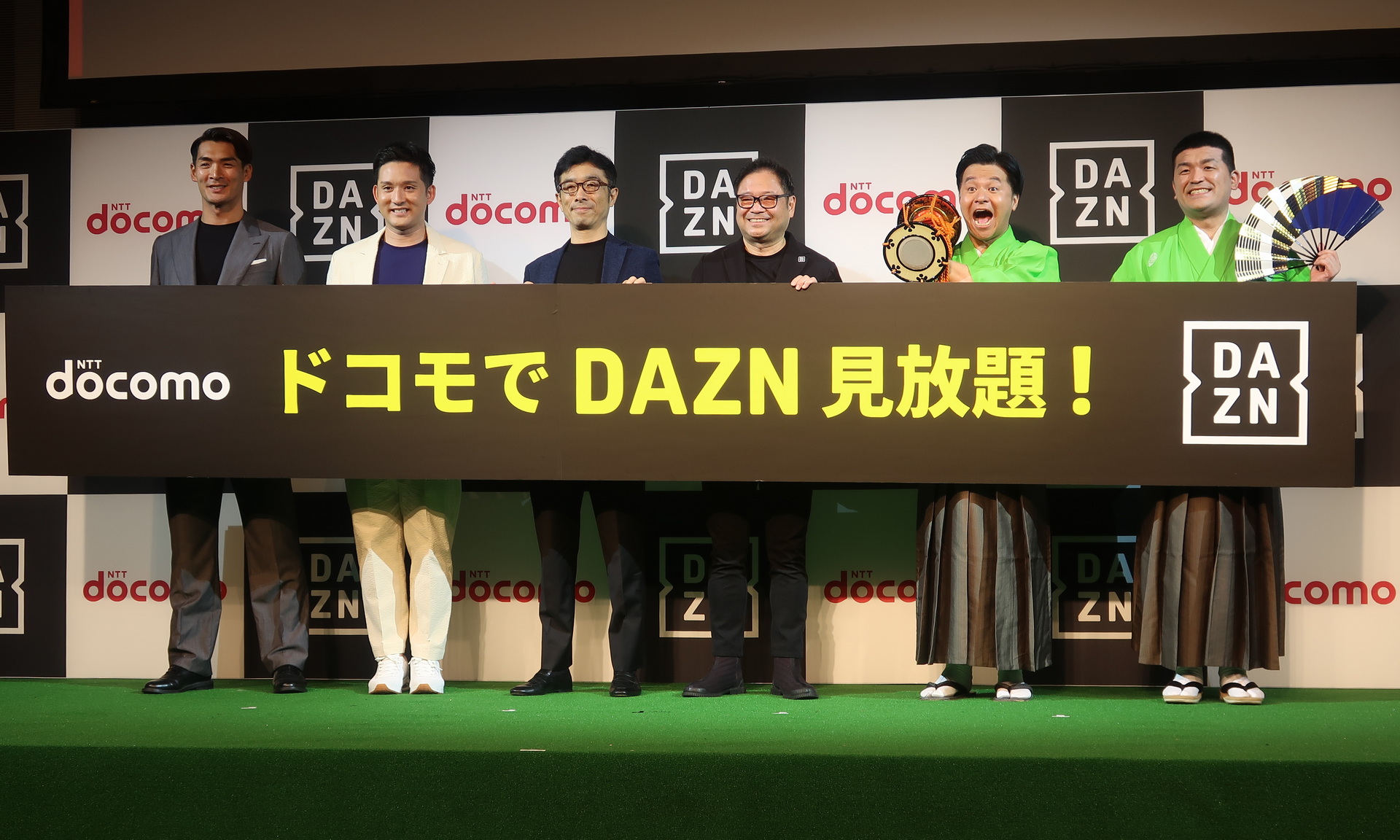 イベントにはDAZNの楽しさを伝えるゲストも登壇。左から順に、槙野智章氏（元サッカー日本代表）、杉谷拳士氏(元プロ野球選手)、齋藤武氏（NTTドコモ）、笹本裕氏（DAZN Japan）、すゑひろがりず（南條庄助さ、三島達矢）