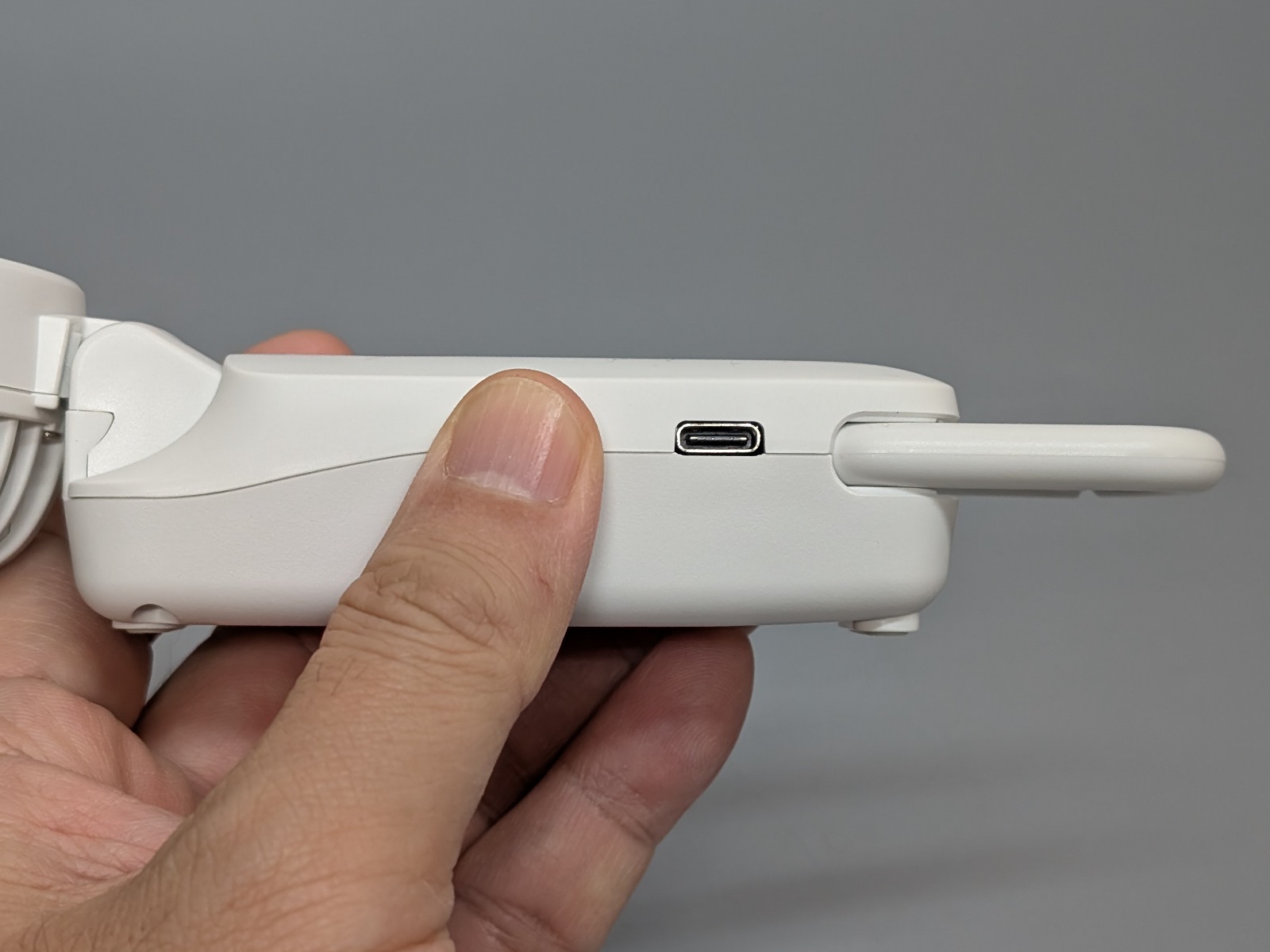 充電はUSB Type-Cポートで行う。前モデルからPD充電器からの充電にも対応した