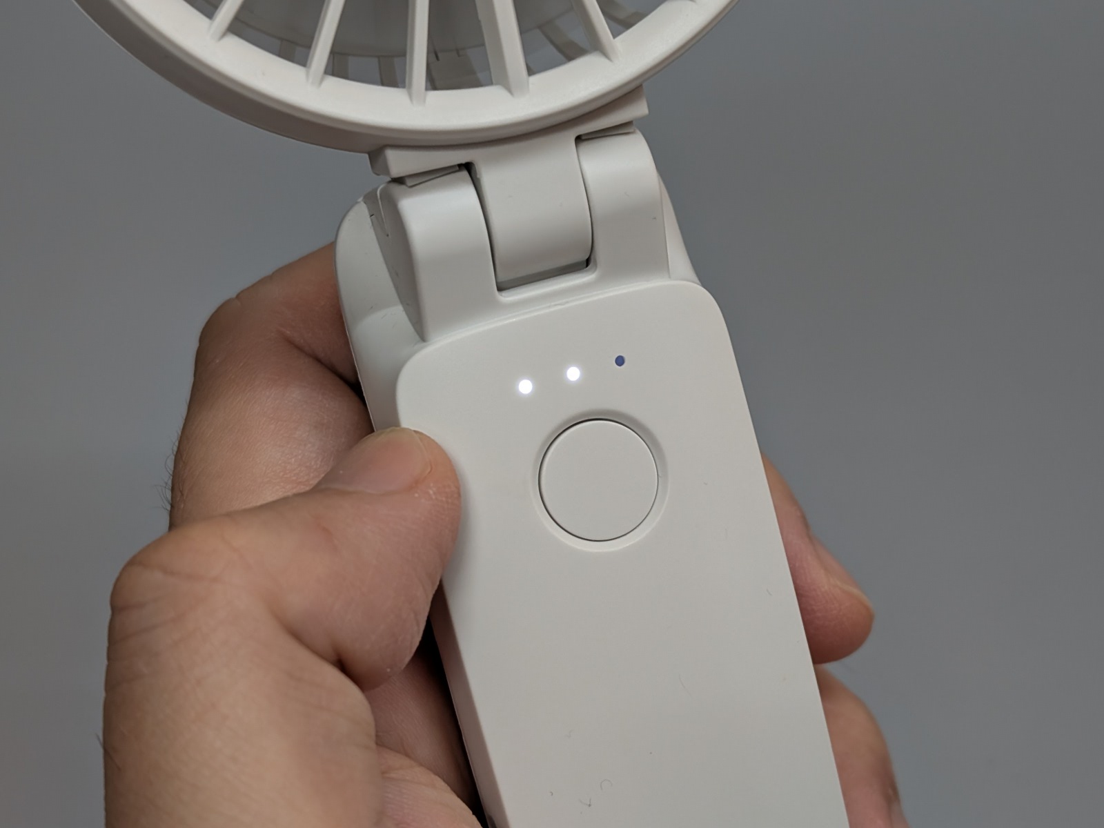 今回のモデルはLEDが3つに増え、バッテリー残量が把握できるようになった
