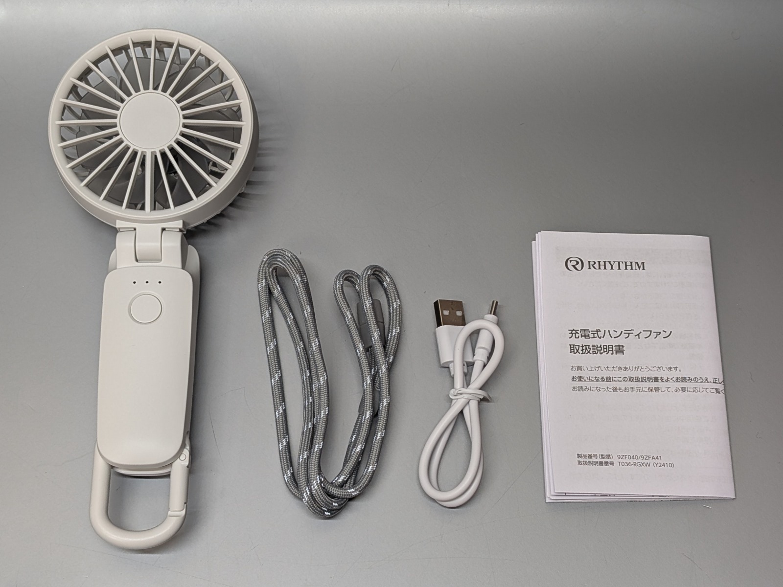 付属品一式。ケーブル、ストラップなど従来と変わっていない