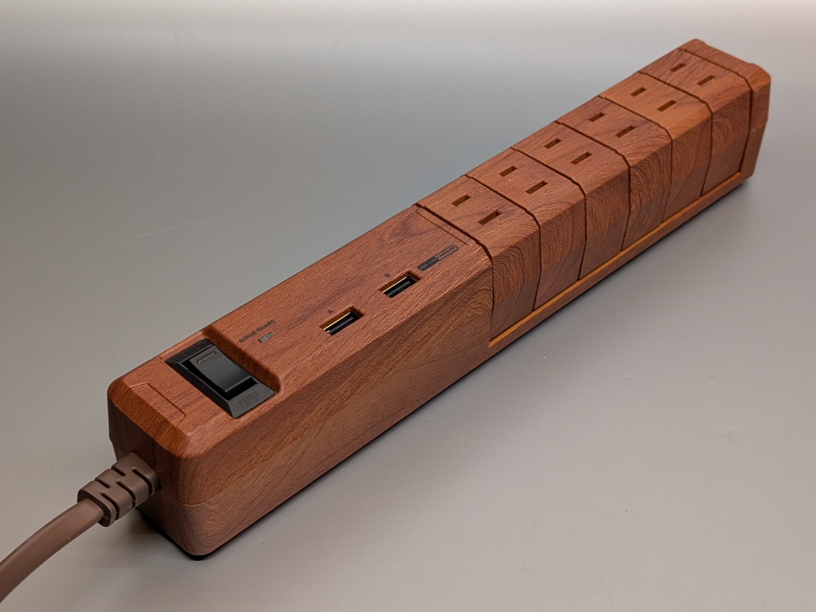 製品本体。見た目は大柄な電源タップといった印象