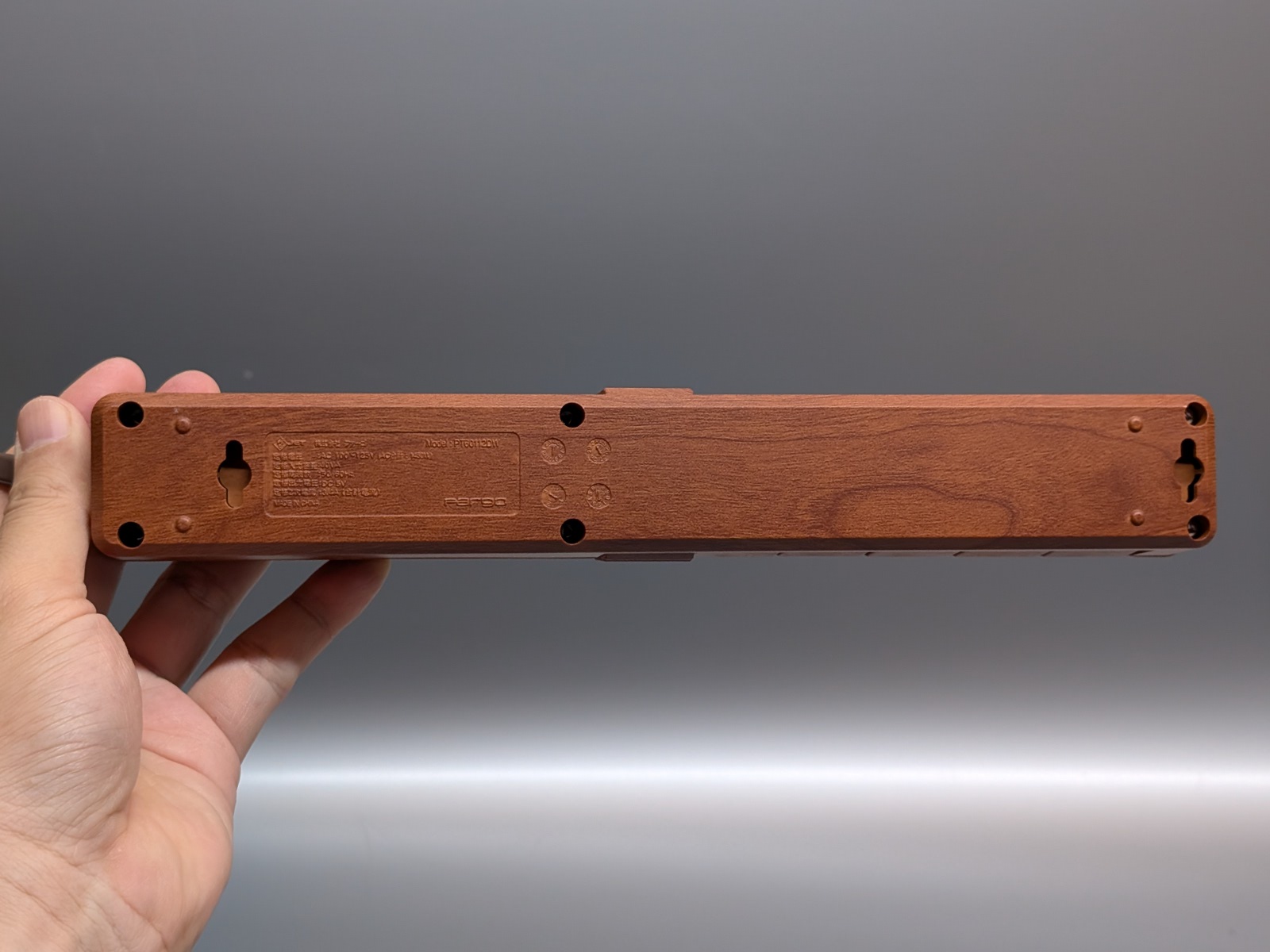 底面には仮固定用のフック穴がある