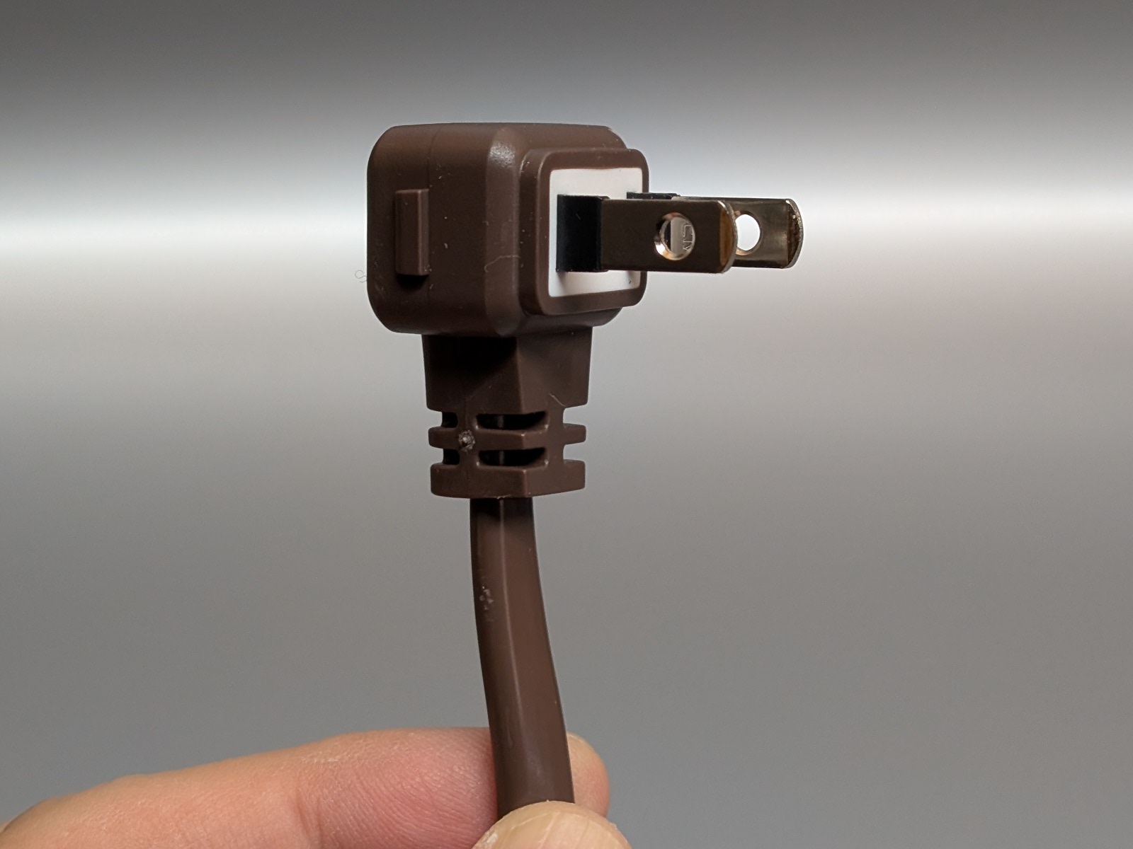 プラグはL字型。スイングプラグでないのが唯一残念なポイント