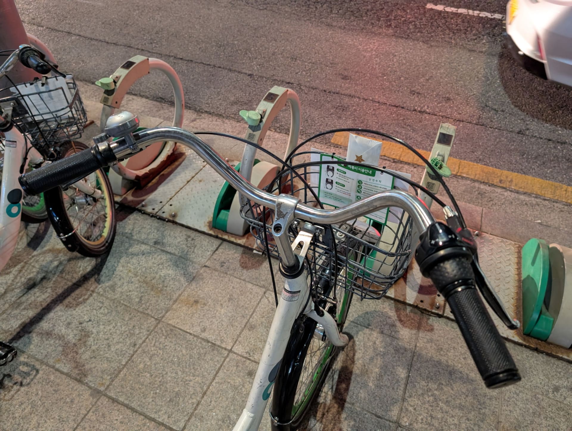 電動自転車ではないうえに車輪も小さいです