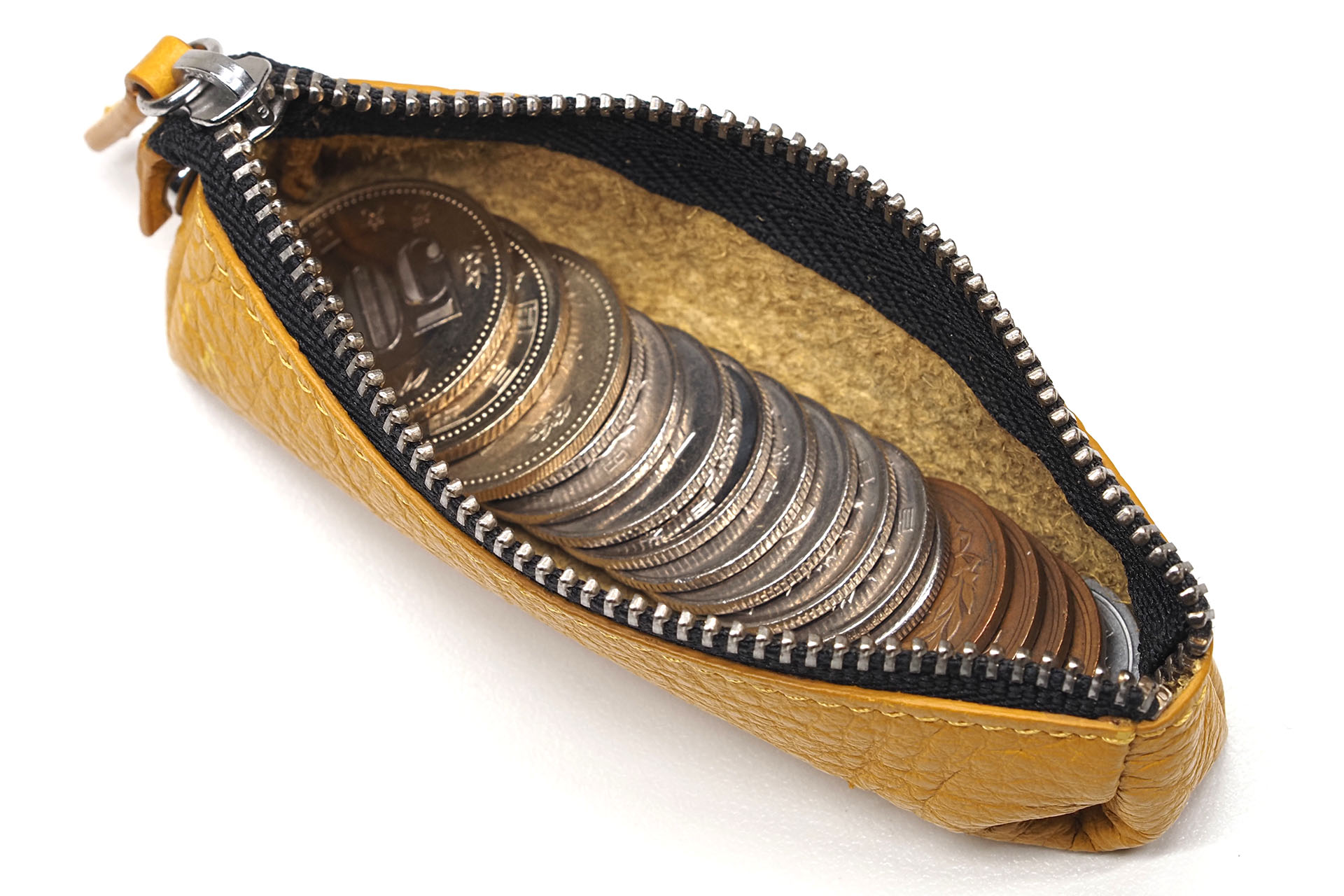 硬貨を少なめに入れおくと、バッグの中で嵩張らずゴロつかない。