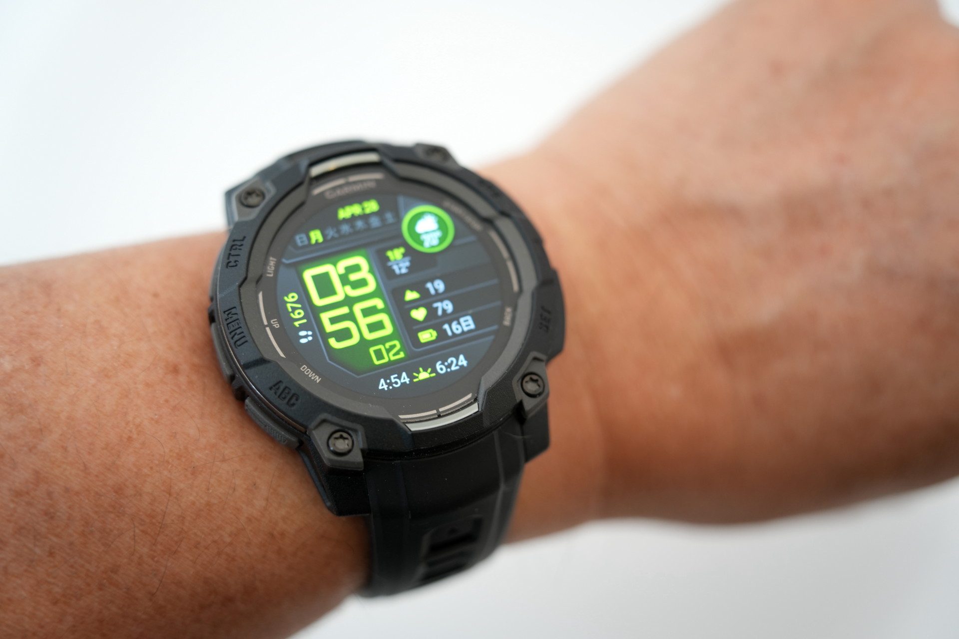 ディスプレイは1.2インチで、解像度は390×390。ベゼルが画面より高く、画面にキズが着く不安がない