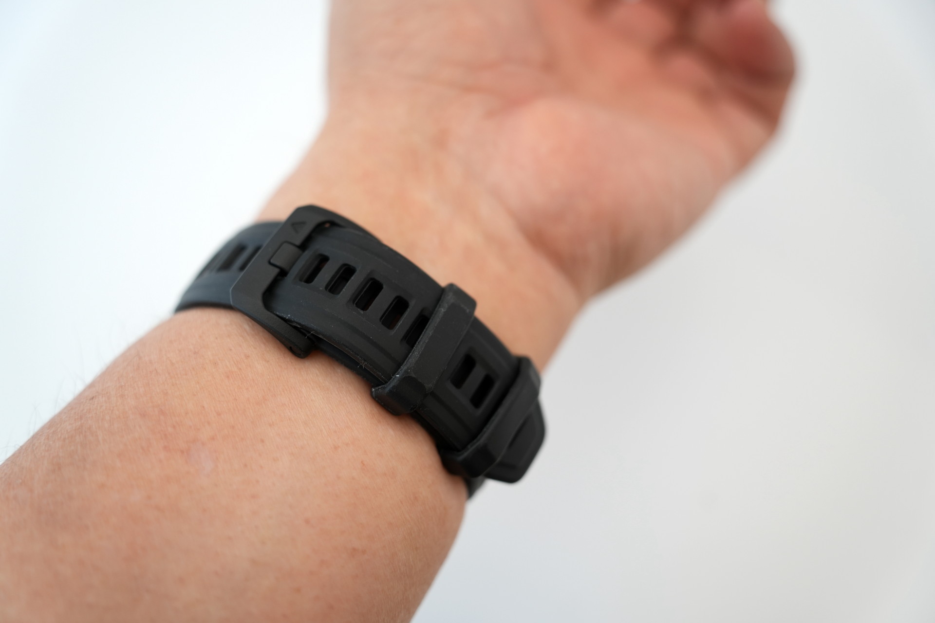 ベルトはシリコン製で、通気穴が多いので、運動時の使用にも適している印象