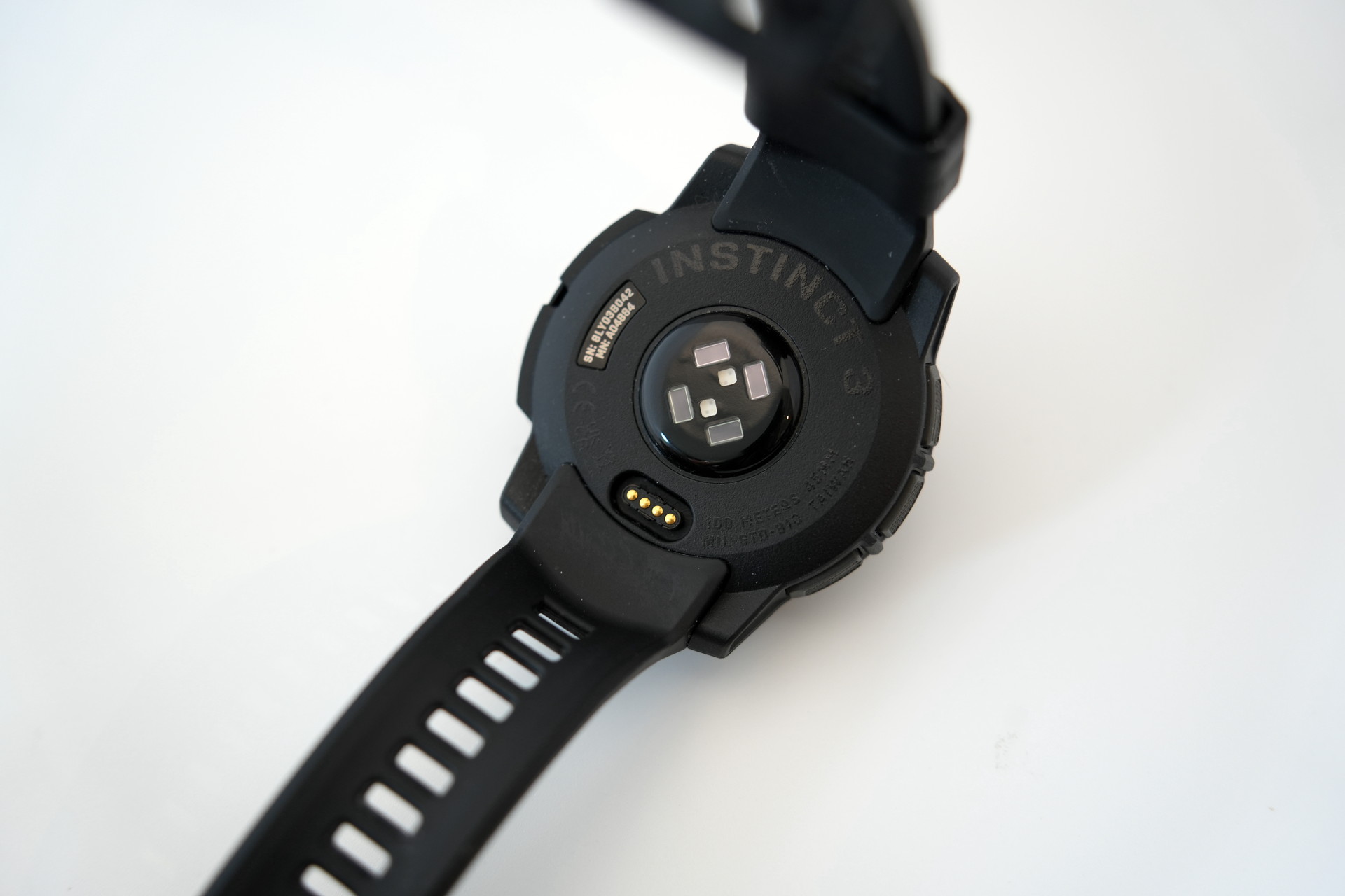 裏面に光学式心拍計、電子コンパス、気圧高度計、加速度計、温度計を搭載