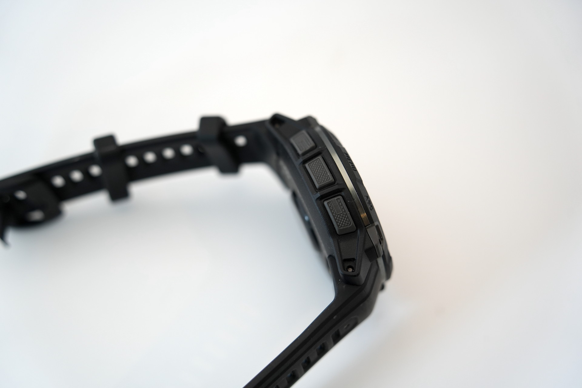 ケースの左側に3つのボタンを搭載