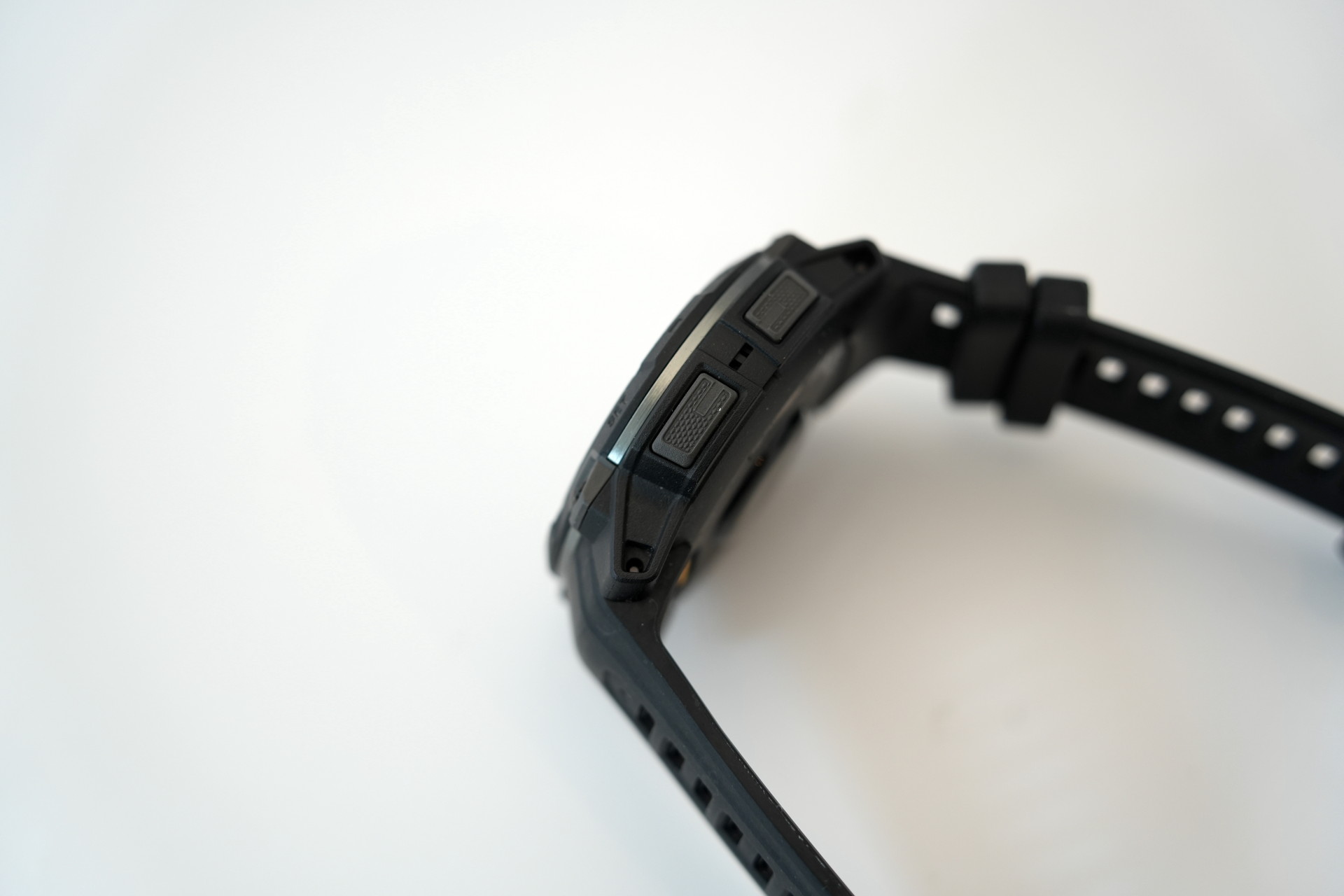 右側にも2つのボタンを備える