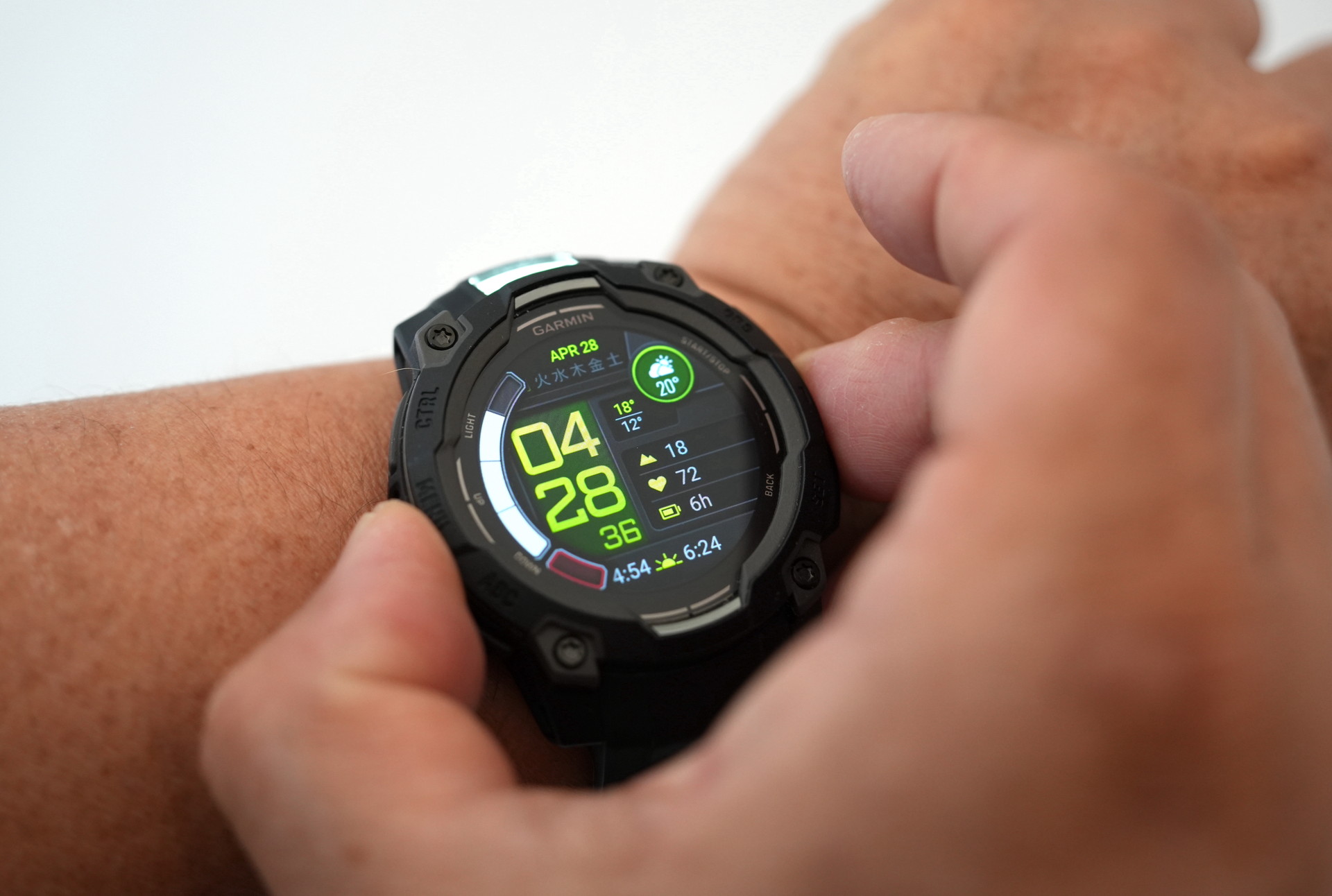 左中と左下のボタンを押して、明るさを調整できる