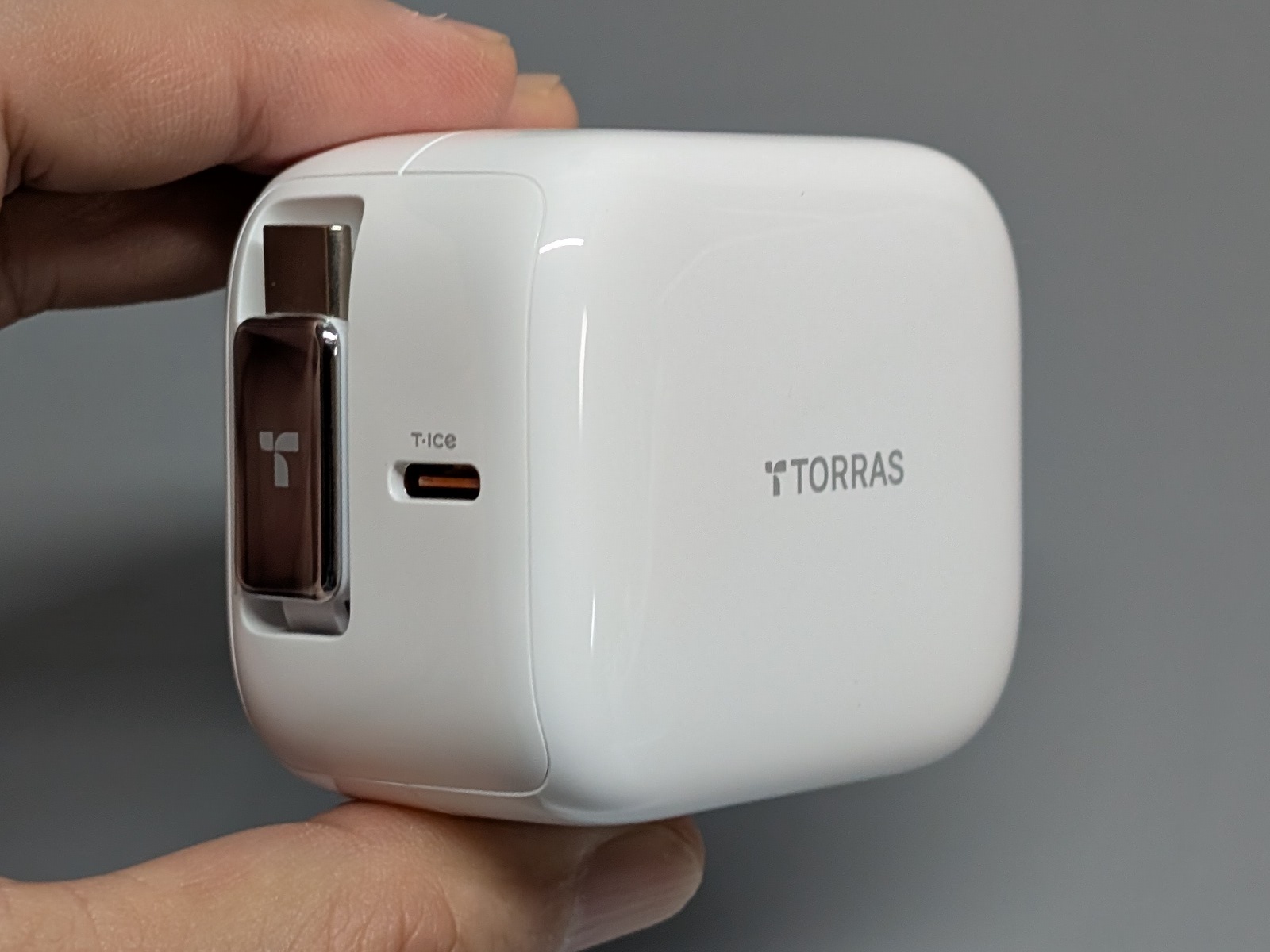 製品本体。Apple純正に似た光沢のあるホワイトボディが特徴。ケーブルは自動巻き取り