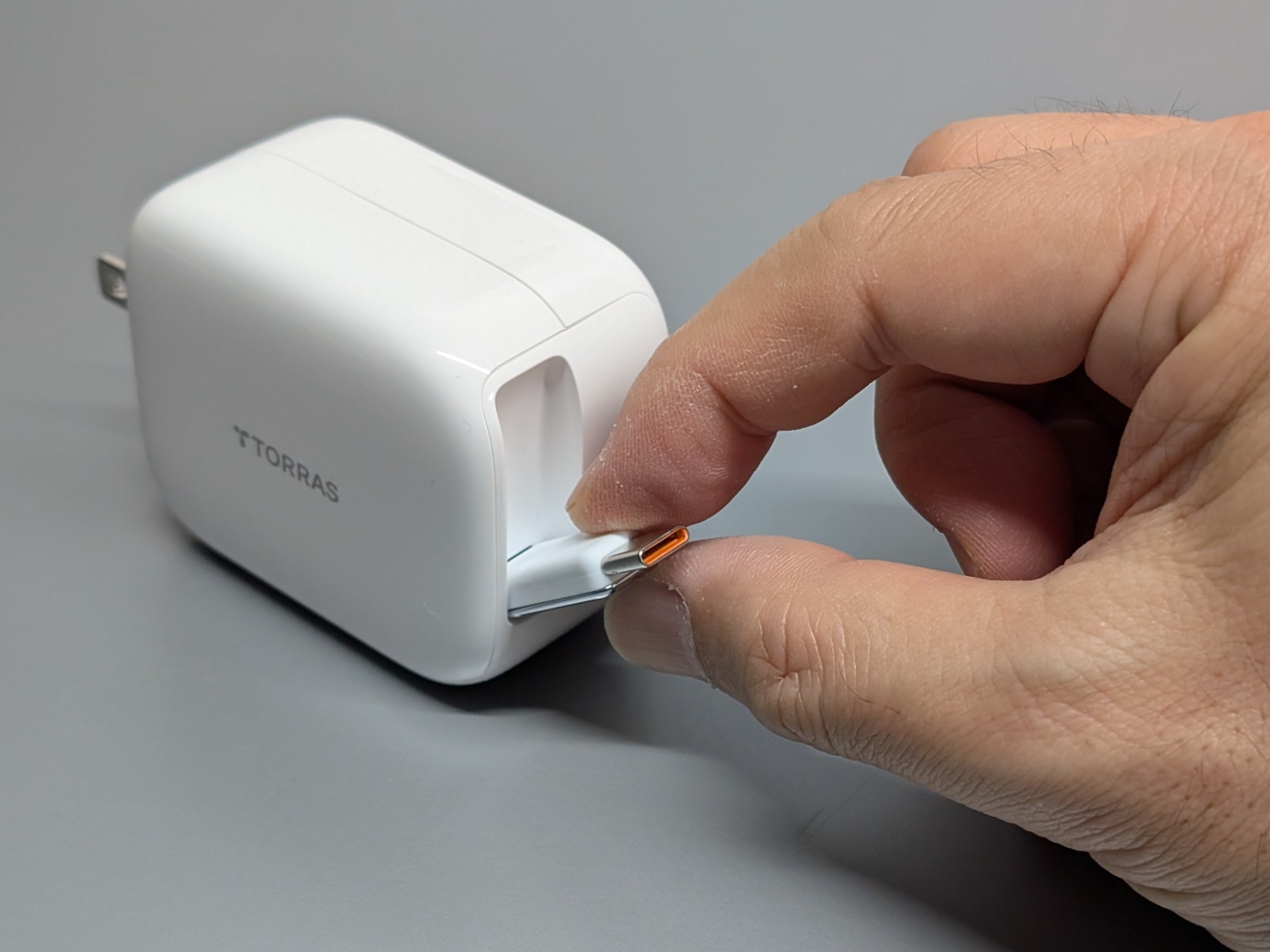 USB Type-Cのプラグは磁力で本体に吸着している。引き出す時はまずここを手前に倒す