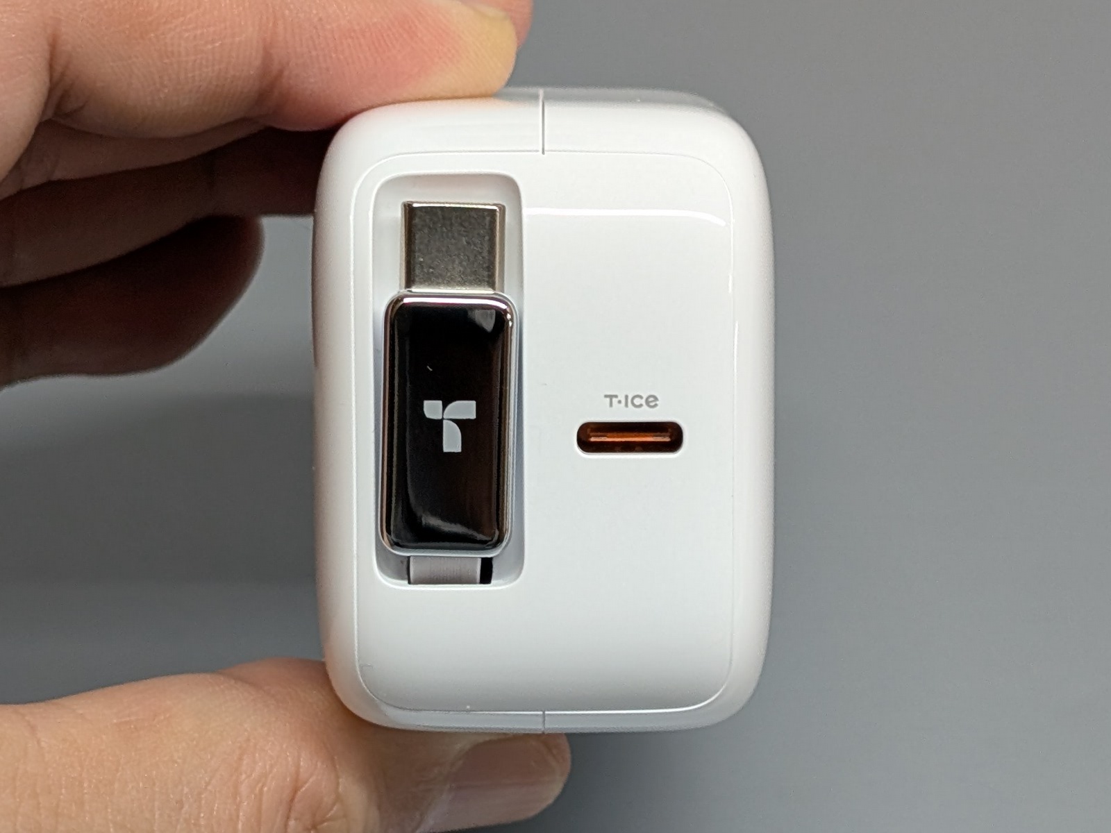 右側にはもうひとつUSB Type-Cポートがあり、任意のケーブルを接続できる