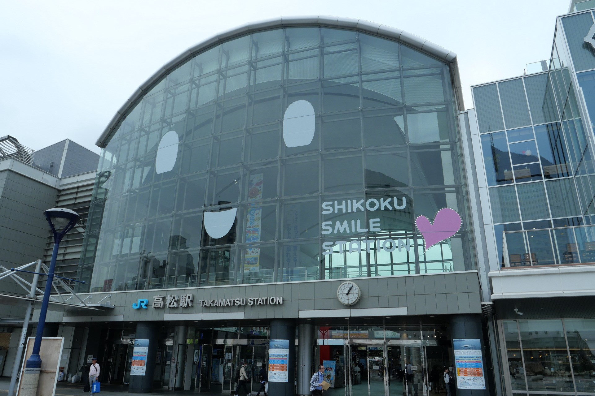 JR四国の高松駅。JR四国管内の259駅のうち有人駅は37駅、券売機を導入している駅は108駅にとどまっており、きっぷを買わず乗車する乗客が多い