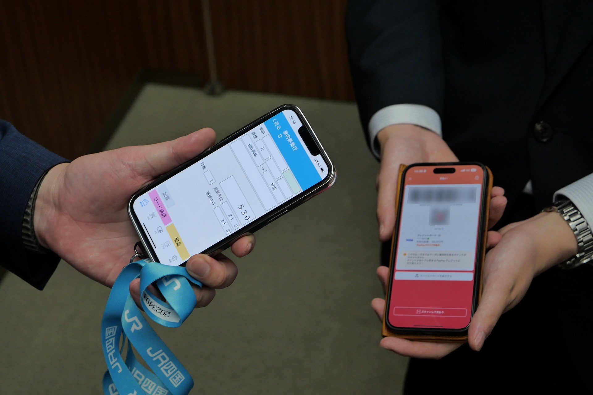 乗務員が携帯するiPhoneの車内補充券発行アプリで乗車区間を指定し、支払い手段でQRコード決済を選択