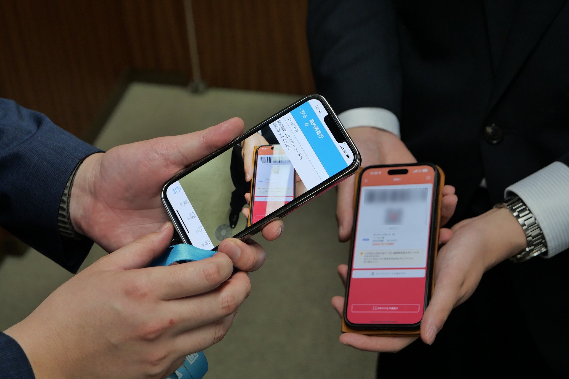 乗客のスマートフォンに表示した決済用QRコードを読み取って決済。乗客はQRコードを表示するだけでよく手間がかからない