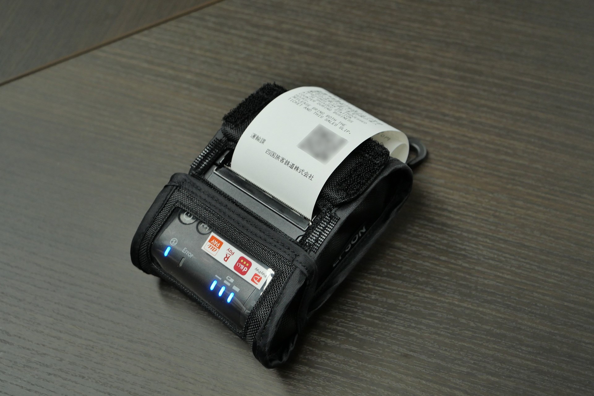 決済完了後、モバイルプリンターできっぷが印刷される