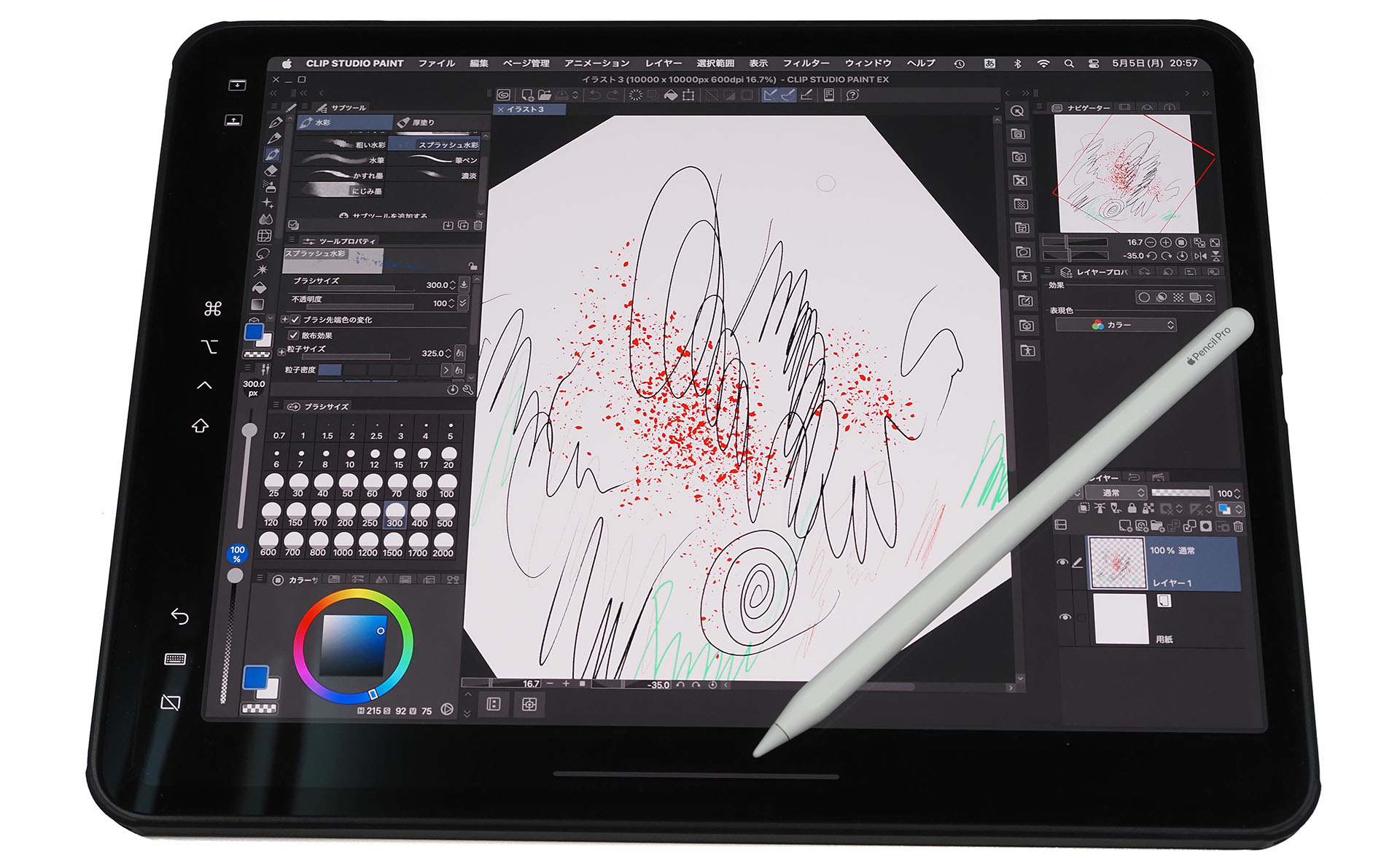 macOS版のクリスタを表示した様子。13インチiPad Pro（M4）をSidecarによるサブモニターとして使うと、iPadの表示（疑似）解像度は1298×954ピクセル固定となってしまうようだ。ただ、その解像度でクリスタを使うと、まあまあちょうどいいという感じ。Apple Pencil Proやマウスでアプリを使うことになるが、とくに違和感なく使えた。また、Apple Pencil Proの筆圧などもしっかり適用され、これも違和感なく使えた。Wi-FiでのSidecar使用だと若干遅延を感じることもあるが、それでも実用的だと思う。線画をシャッシャッシャと素早く描くなど、場合によっては線の描画が追いつかない／描かれないこともあるが、その場合はUSB接続してのSidecar利用をすればいいかな、と。なお、クリスタをSidecarで使った場合、指での操作でキャンバスの回転や拡大縮小を行える。