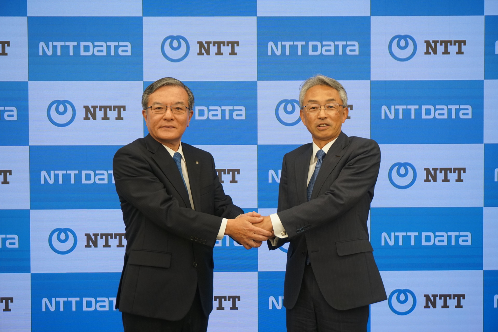 左＝NTT 島田社長。右＝NTTデータグループ 佐々木社長（写真提供：NTT）