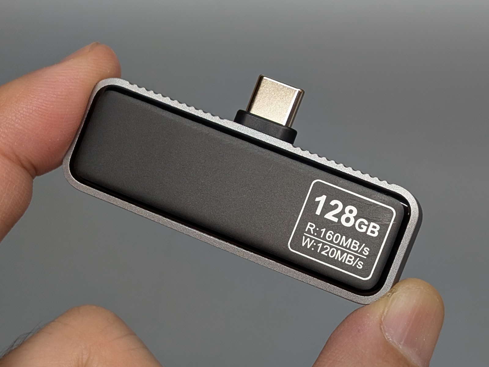 一般的なUSBメモリーと同じスティック状のボディだがコネクターは側面にある