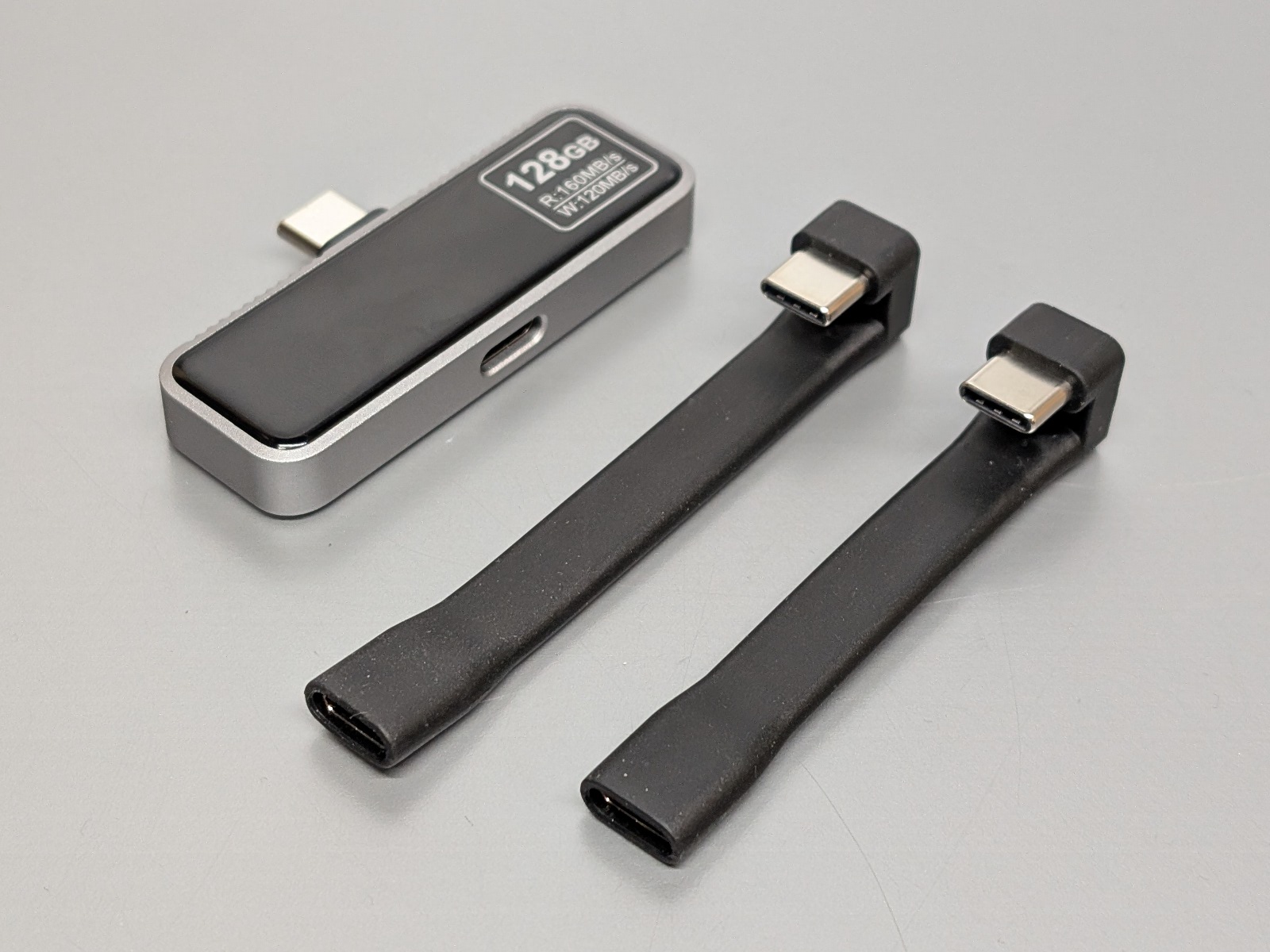 2種類の延長ケーブルが付属する