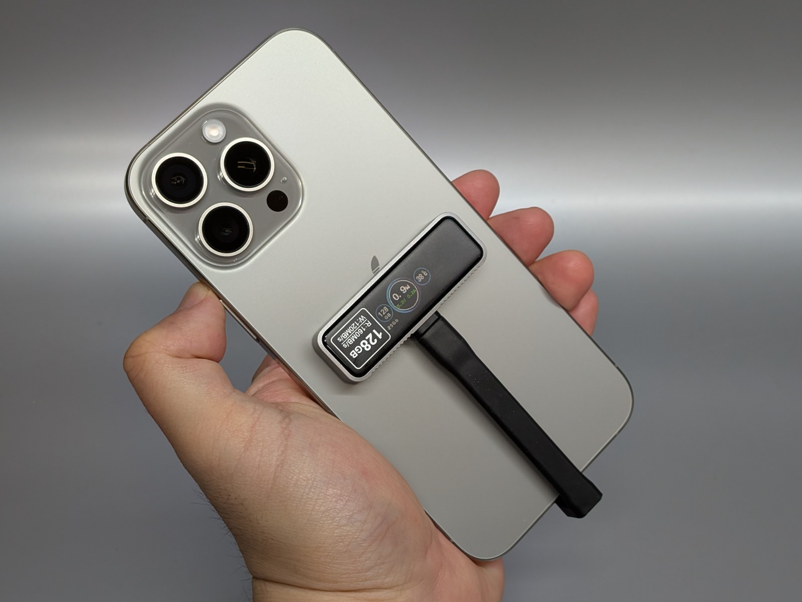 延長ケーブルを利用すると本体をiPhoneの背面に磁力で吸着させられる