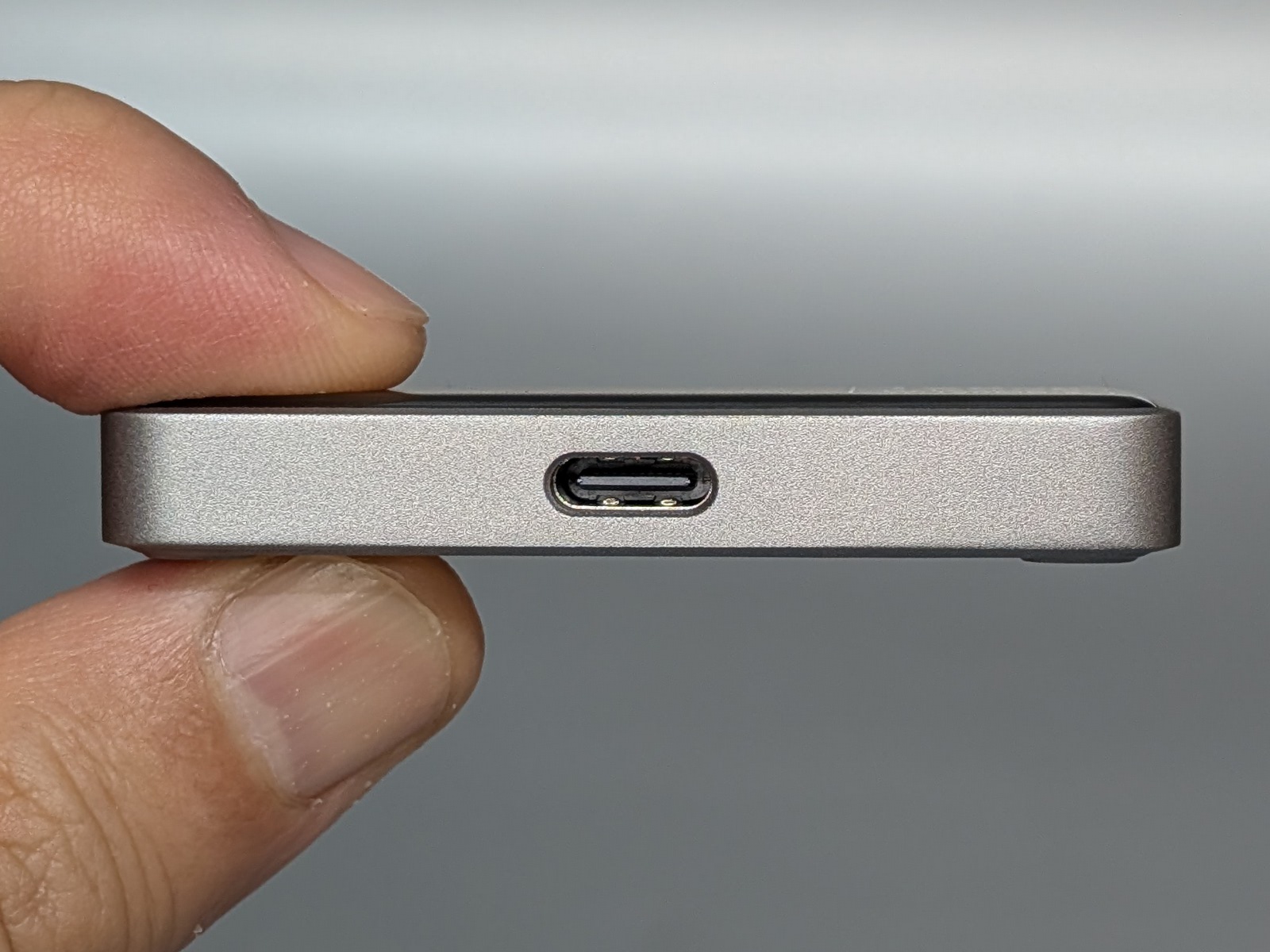 本体底面にはUSB Type-Cポートがあり、デバイスに挿したまま充電が行える