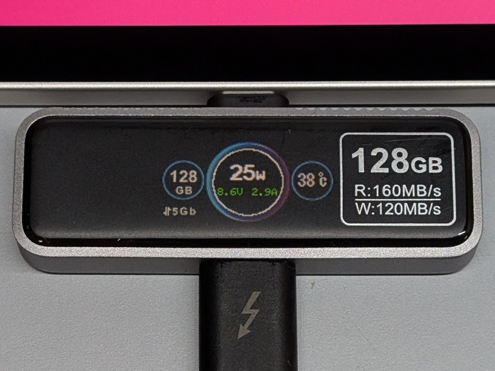 充電中は電力（W）および電圧（V）電流（A）の値をそれぞれ表示できる。またその右側には温度も表示できる