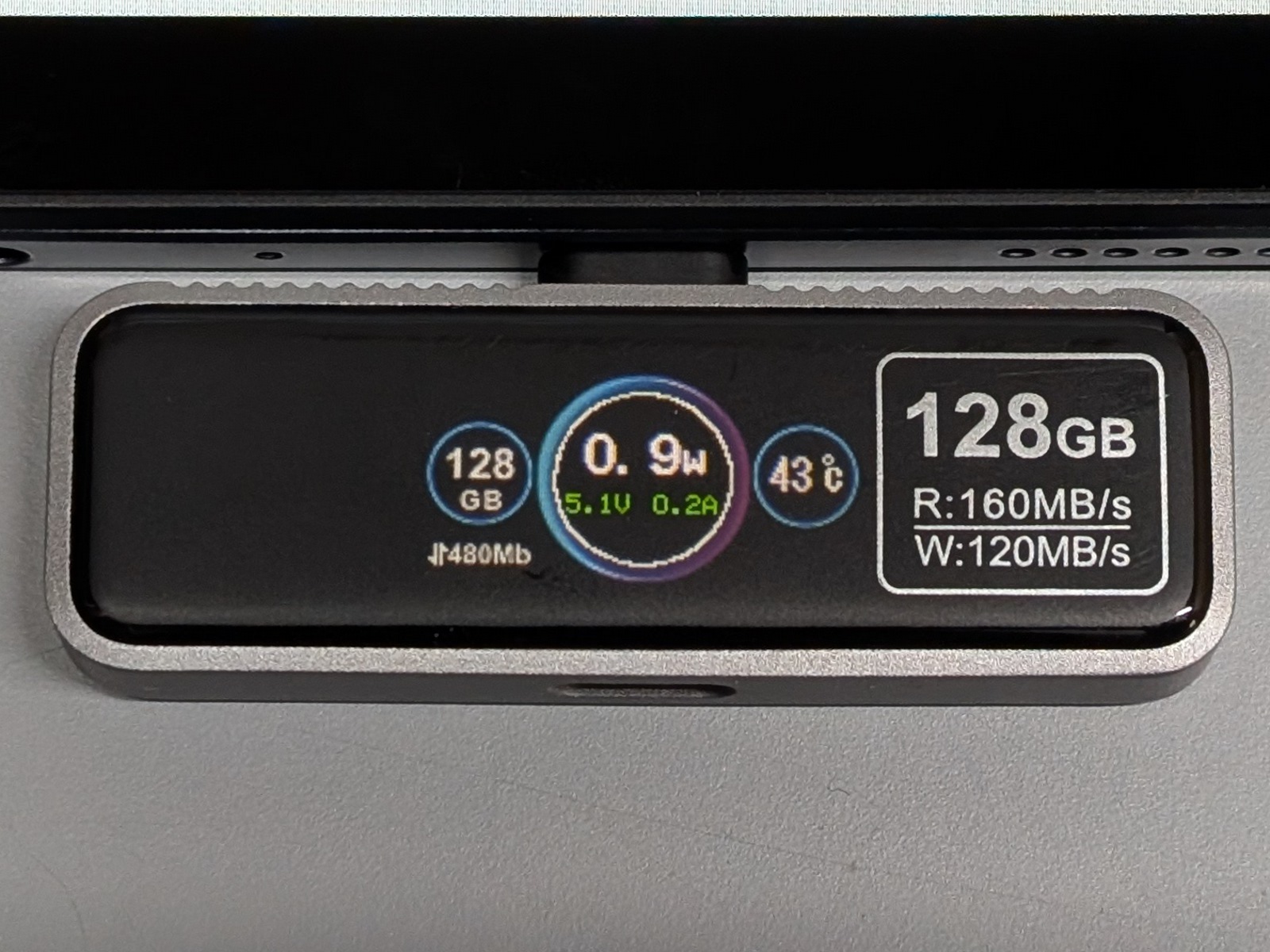 左側には転送速度（5Gbpsもしくは480Mbps）が表示可能。その上にある容量は残量表示ではなく単なる総容量だ