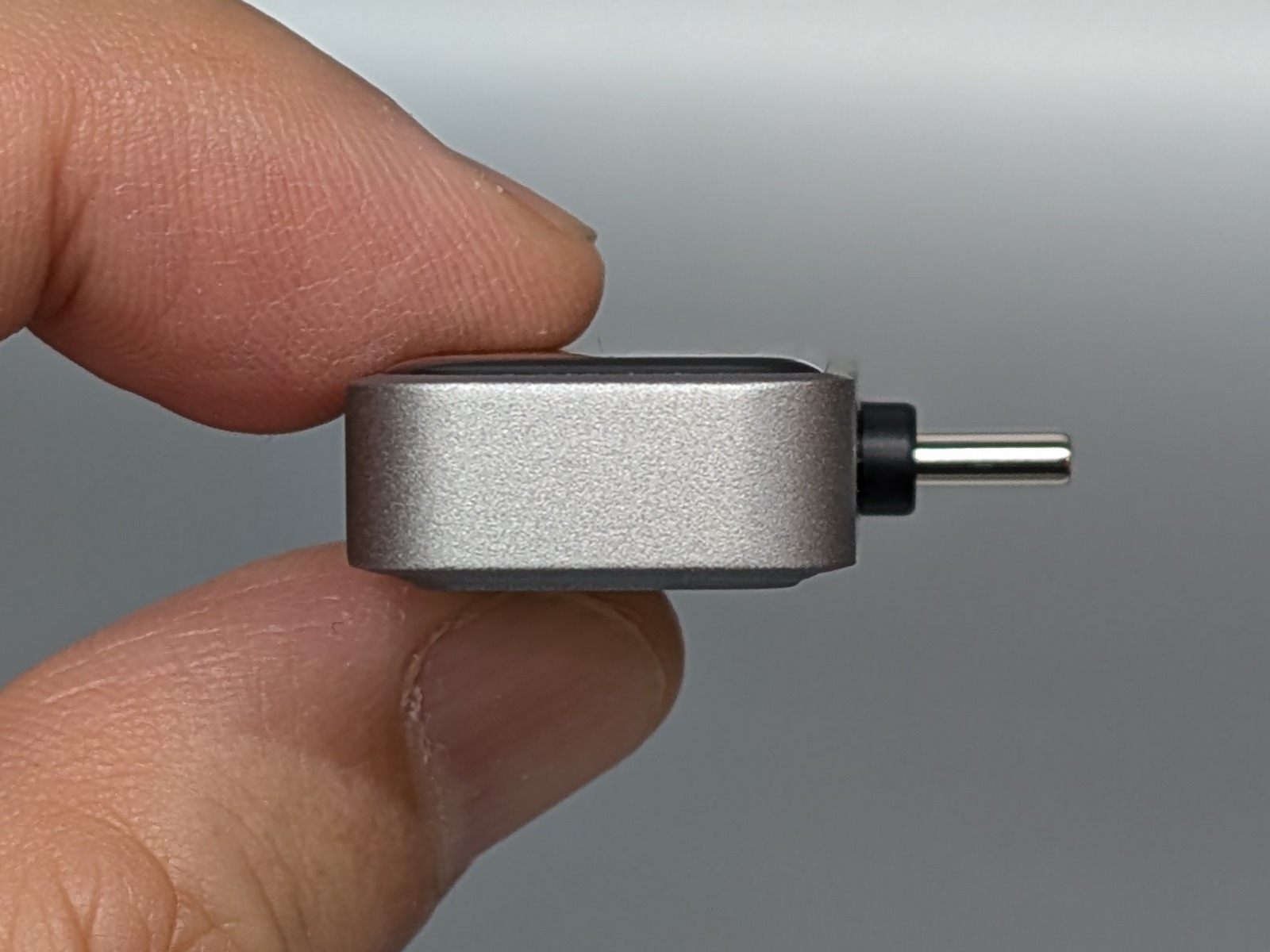 コネクターの付け根には段差があり、保護ケースを付けたままでも装着しやすい