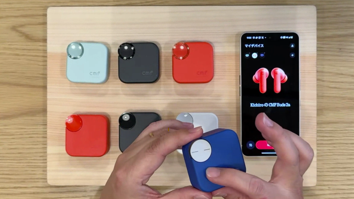 自身が愛用する「Buds Pro 2」で説明する黒住氏