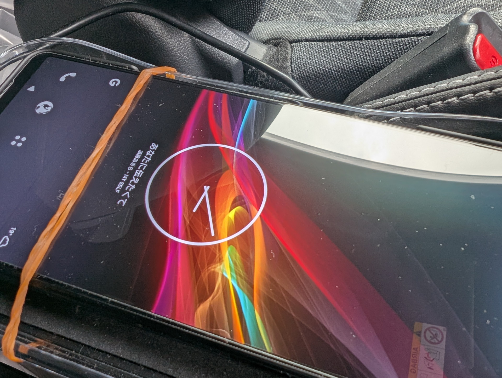 輪ゴムでスマホを充電器に固定……という、なんともビンボーくさい見た目。しかし、フツーに使えるのでなんとなくそのまま