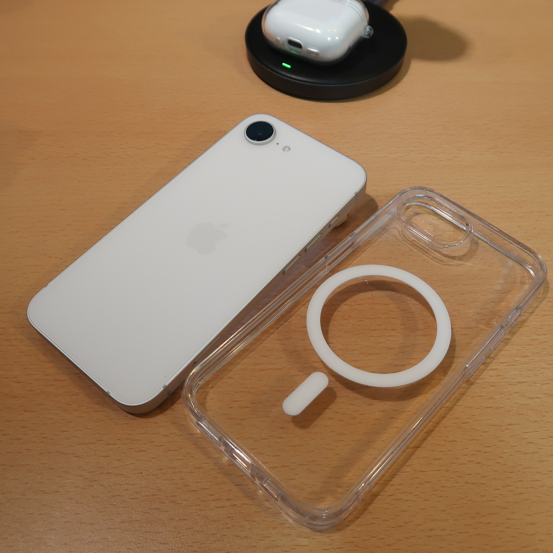 iPhone 16e」用の市販のケースには、こうしたMagSafe対応のリングを備えたものが数多く販売されている
