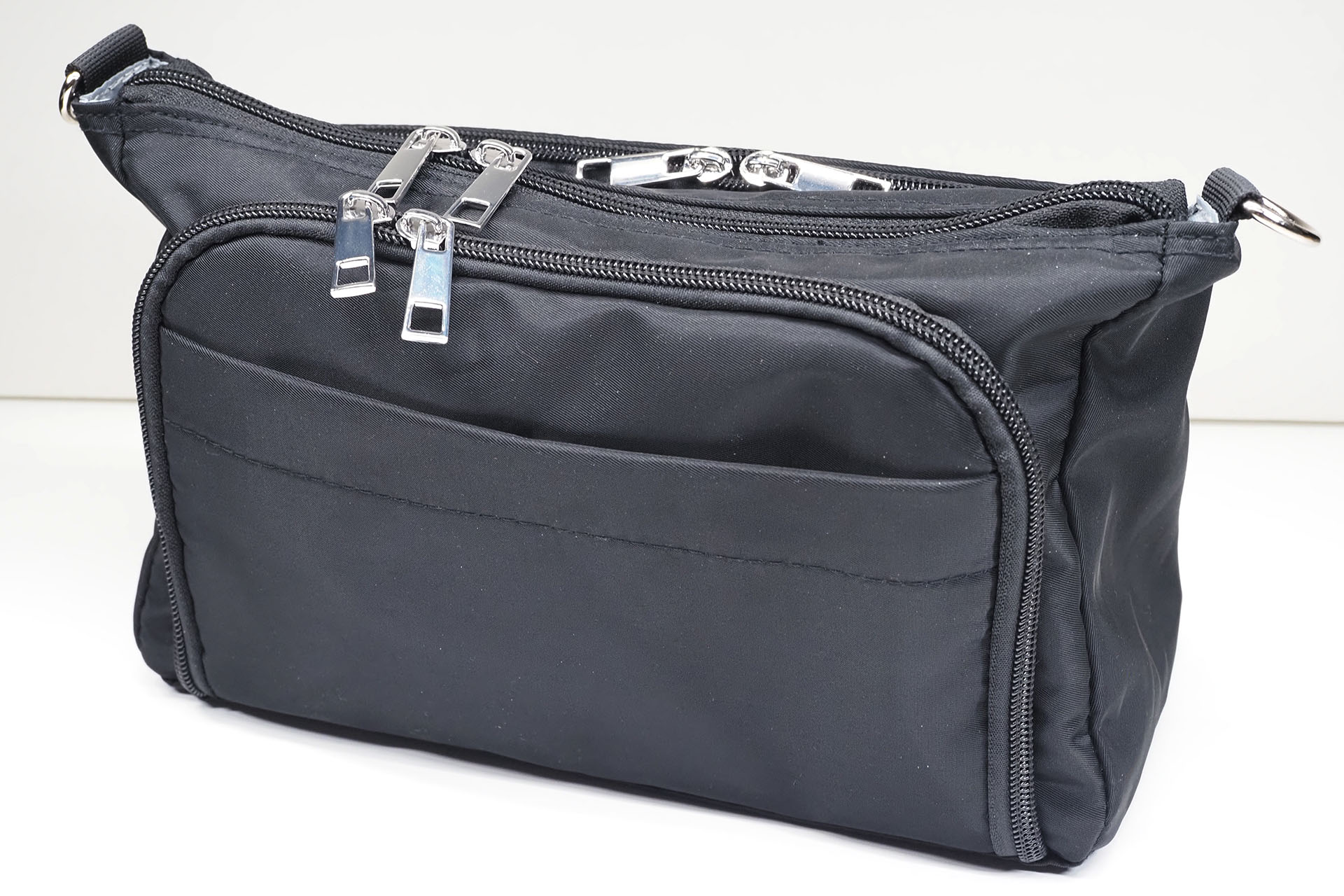 前面に財布機能ポケットがあるショルダーバッグ。