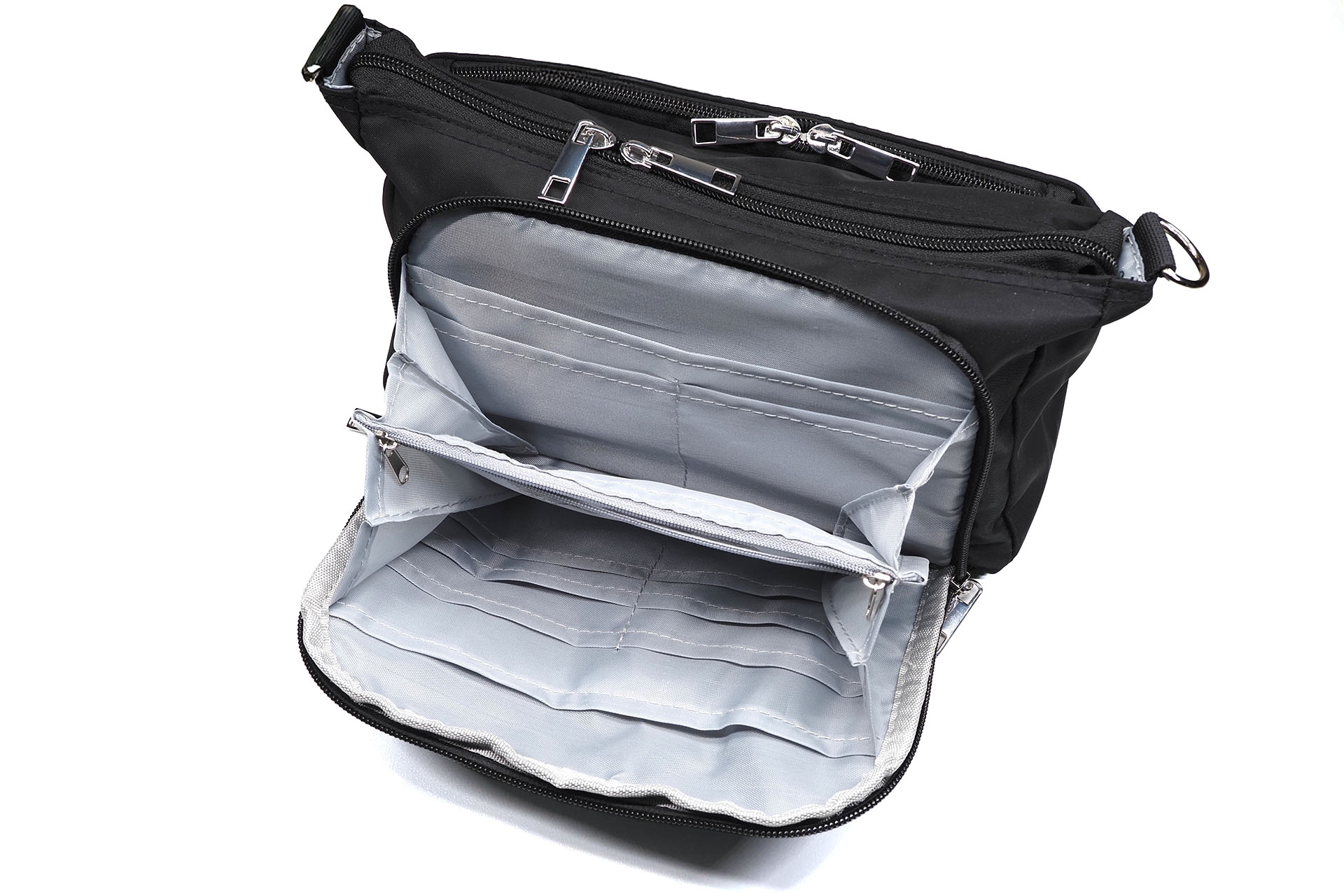 財布機能部はガバッと開く。カードポケット×6、ファスナーポケット×1、各サイズのポケット×4があり、カードや紙幣や硬貨を収められるほか、レシートやチケットなども入る。この部分にはiPhoneなども入る。