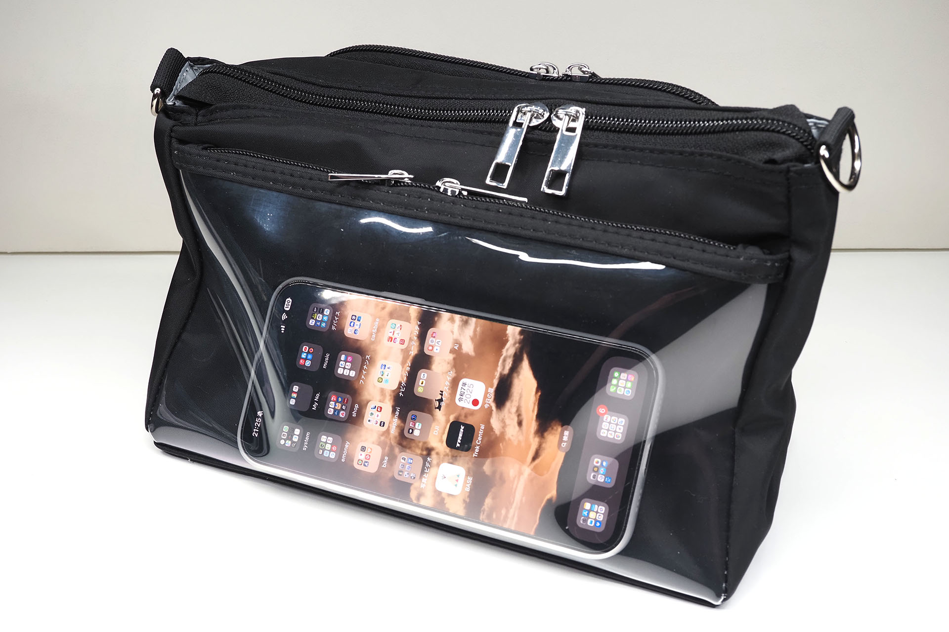 背面には横幅23cm・深さ約12cmの透明ポケットがある。このポケットにiPhoneを入れてFace IDロック解除やタッチ操作が可能。