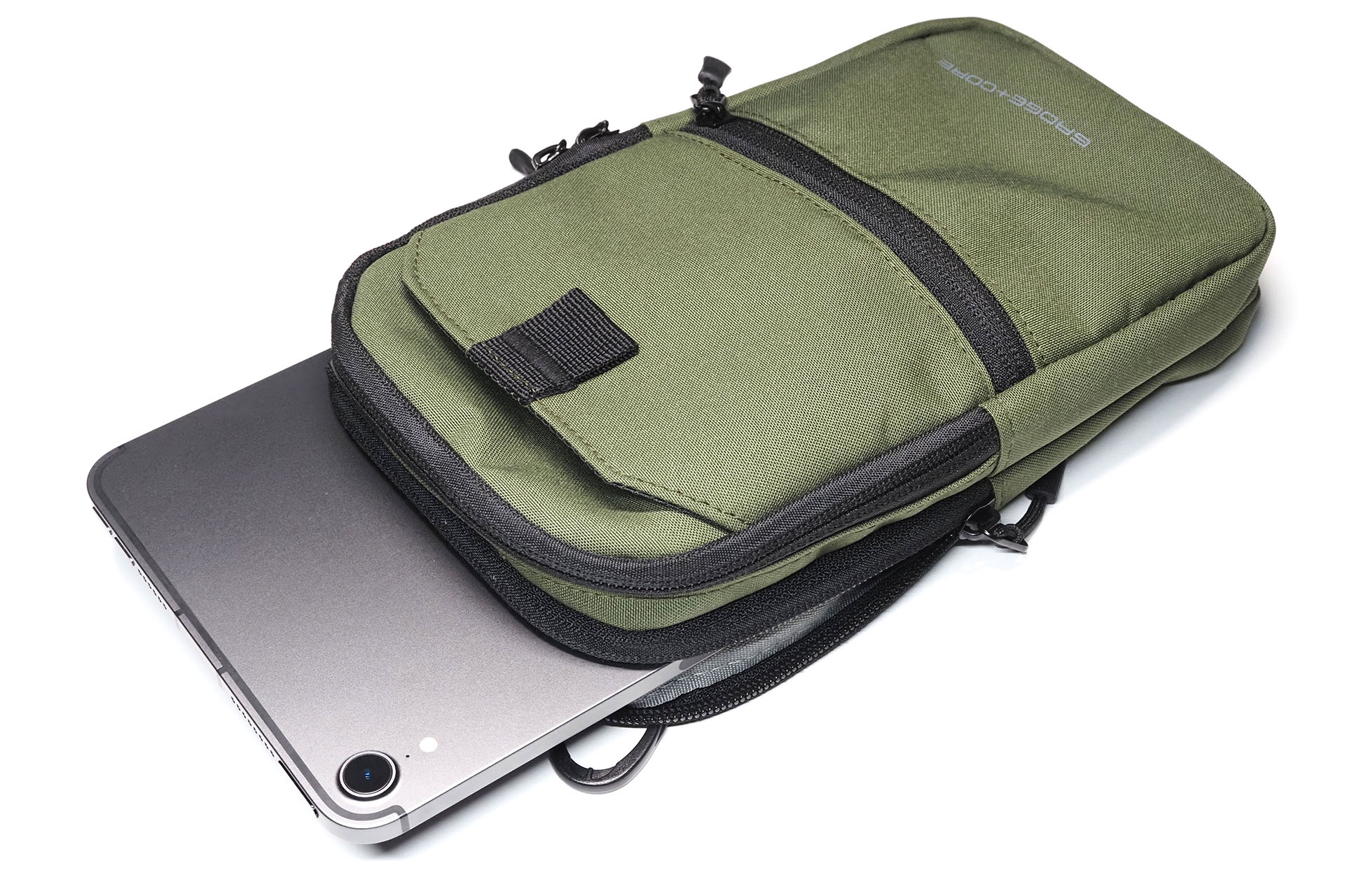 iPad miniが収まるサイズだが薄目でコンパクト。