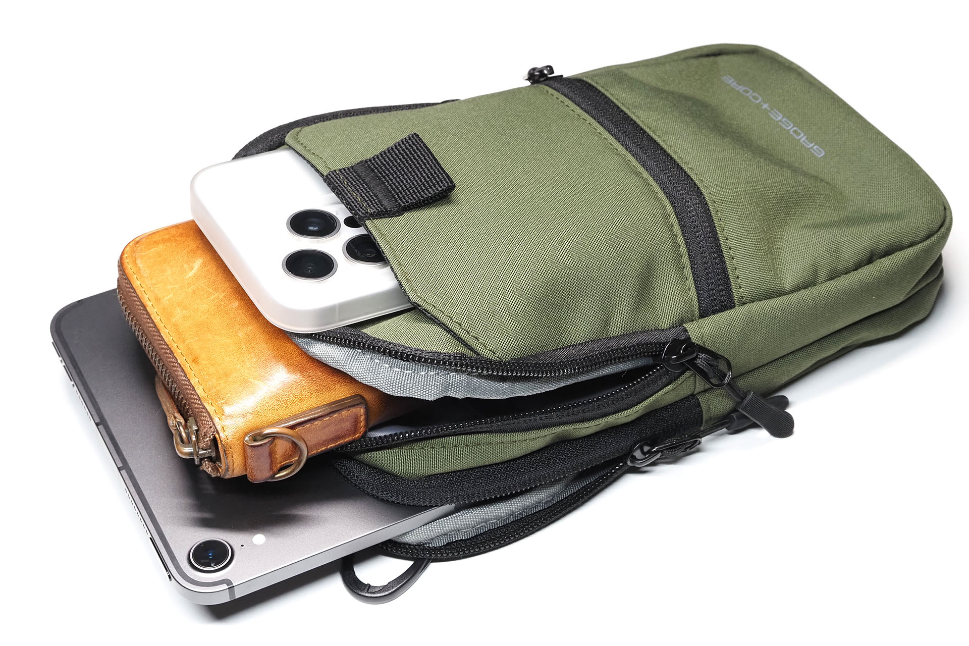 入れようと思えばiPad miniとiPhone 16 Pro Maxと長財布が収まったりもする。