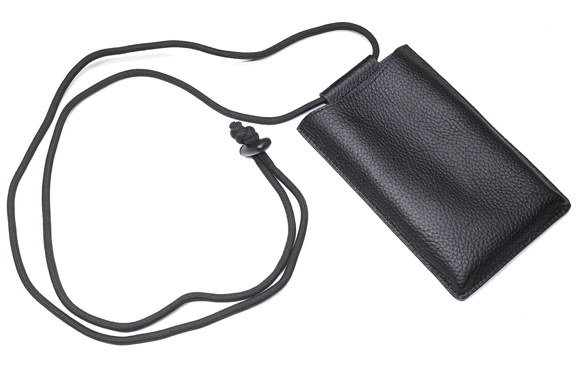 サンワサプライ「200-BAG200BK」は牛革製のスマートフォンポーチ。長さ調節可能なスリングで斜め掛けなどして身につけられる。大きさは横11.2×縦20×厚さ1.8cmで、重さは90g。