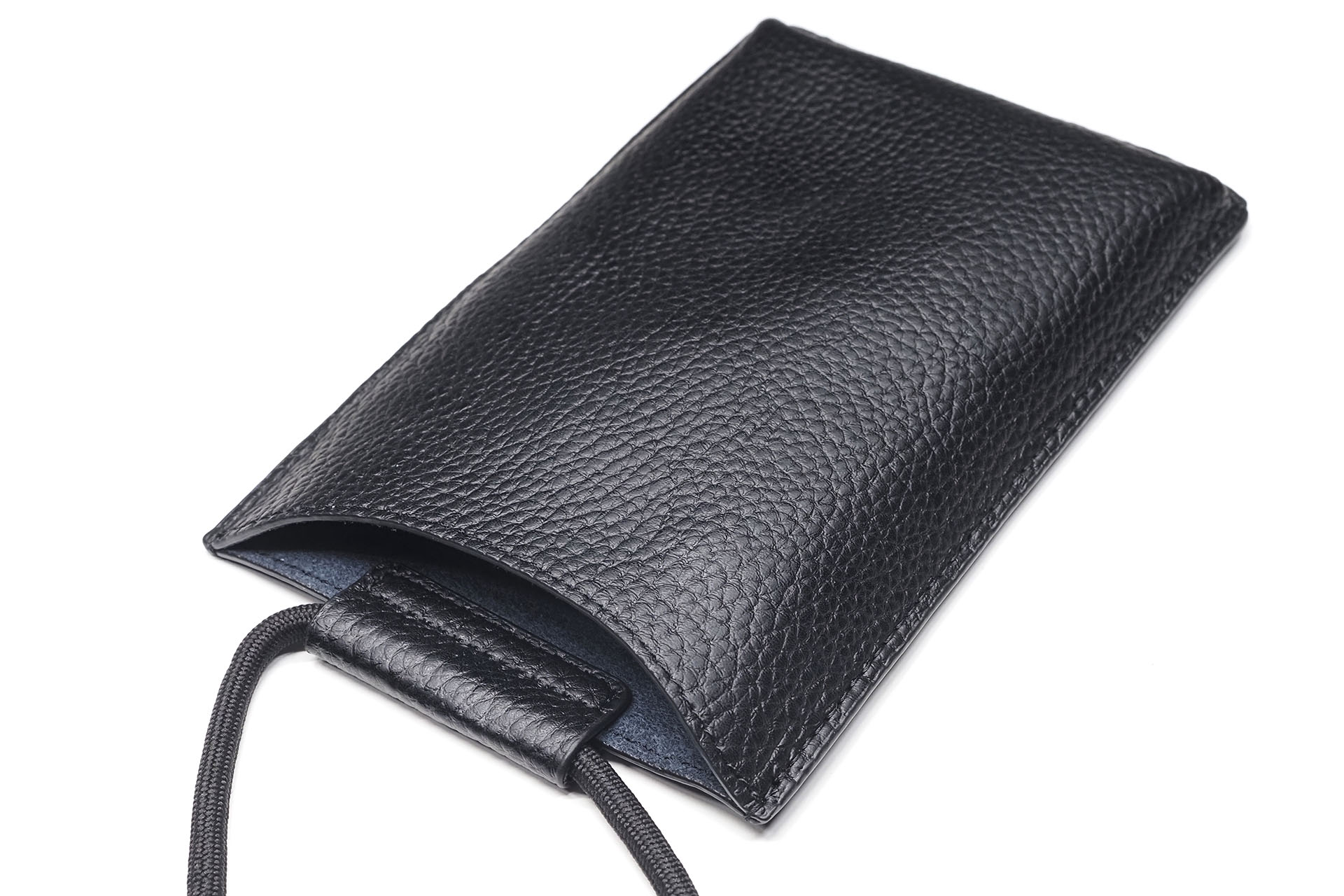 スマートフォンポケットはフタがないスリップインタイプ。